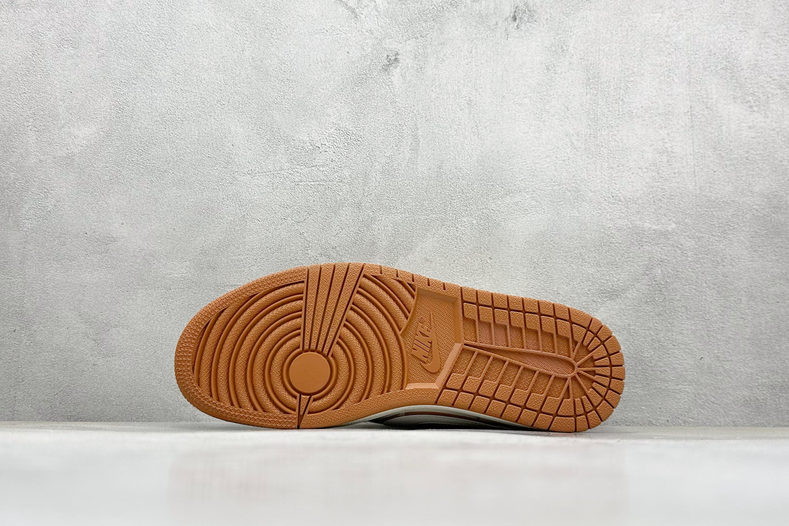 Air Jordan 1 Low 倒勾 “LABUBU联名''经典棕白配色 XB1979-019