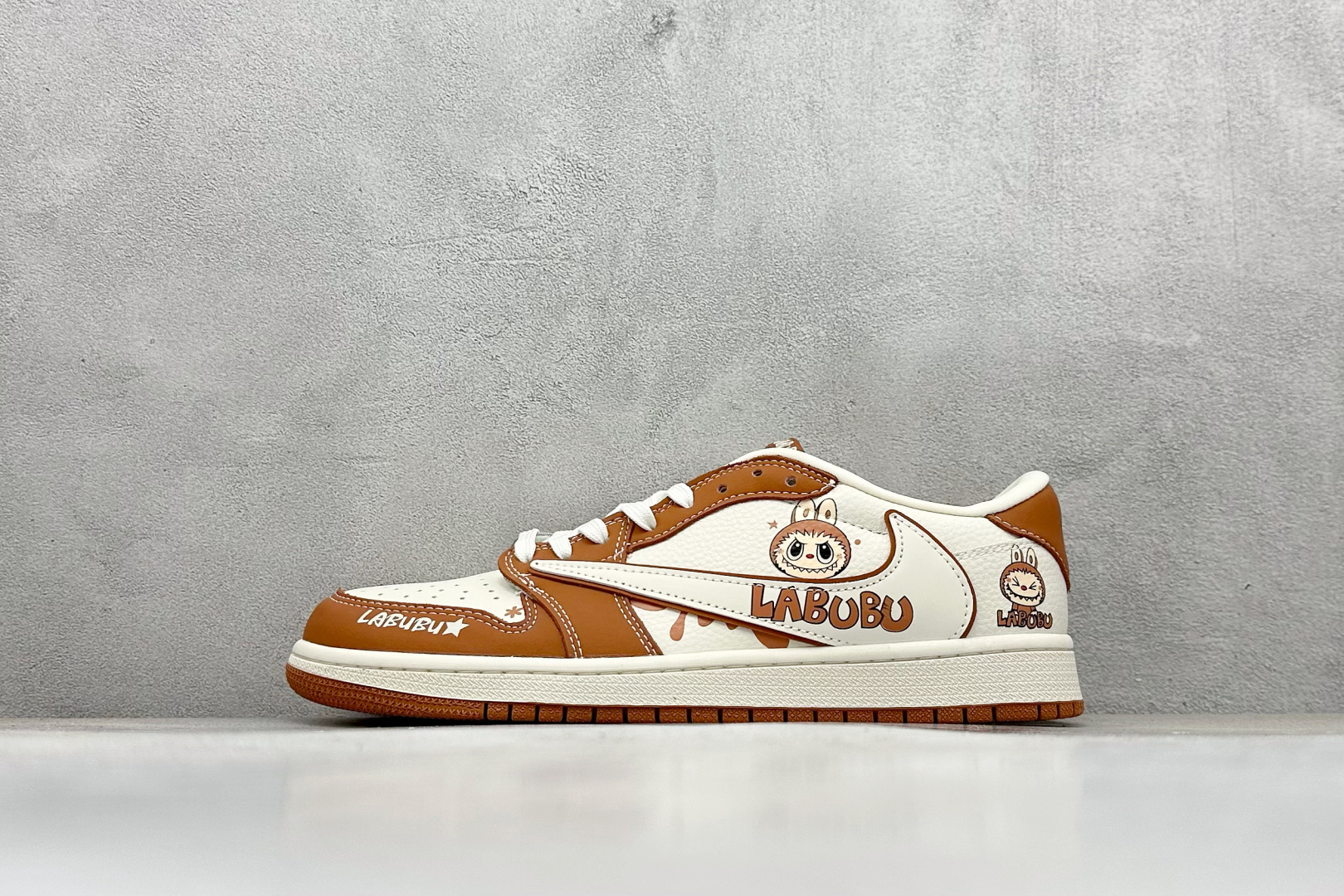 Air Jordan 1 Low 倒勾 “LABUBU联名”经典棕白配色 XB1979-019