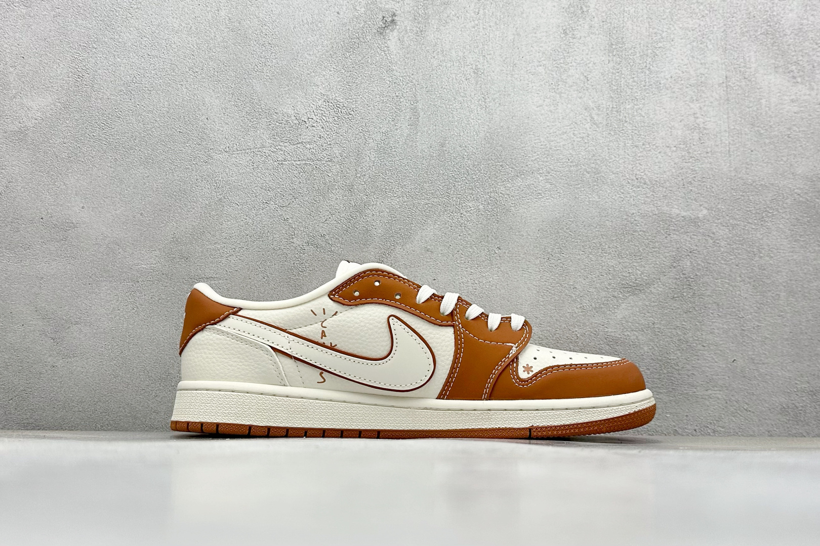 Air Jordan 1 Low 倒勾 “LABUBU联名''经典棕白配色 XB1979-019
