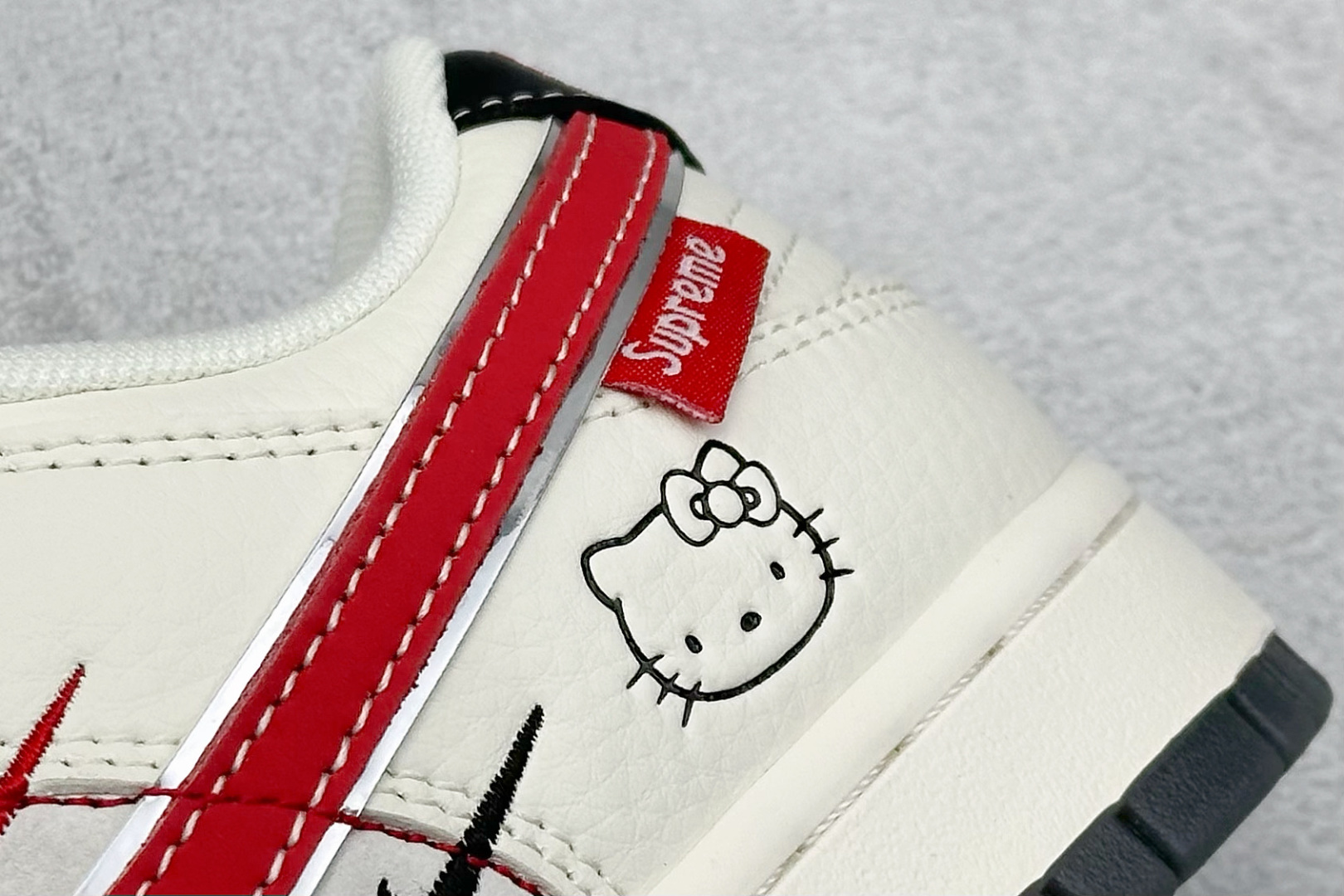 图片[9]-Nike SB Dunk Low“ Supreme联名——凯蒂猫” 周年高端定制 低帮休闲板鞋 定制鞋盒 大厂纯原品质出货 超高清洁度 皮料切割干净无任何毛边 细节完美 货号：XY1688-018 尺码：36 36.5 37.5 38 38.5 39 40 40.5 41 42 42.5 43 44 44.5 45-选品中心