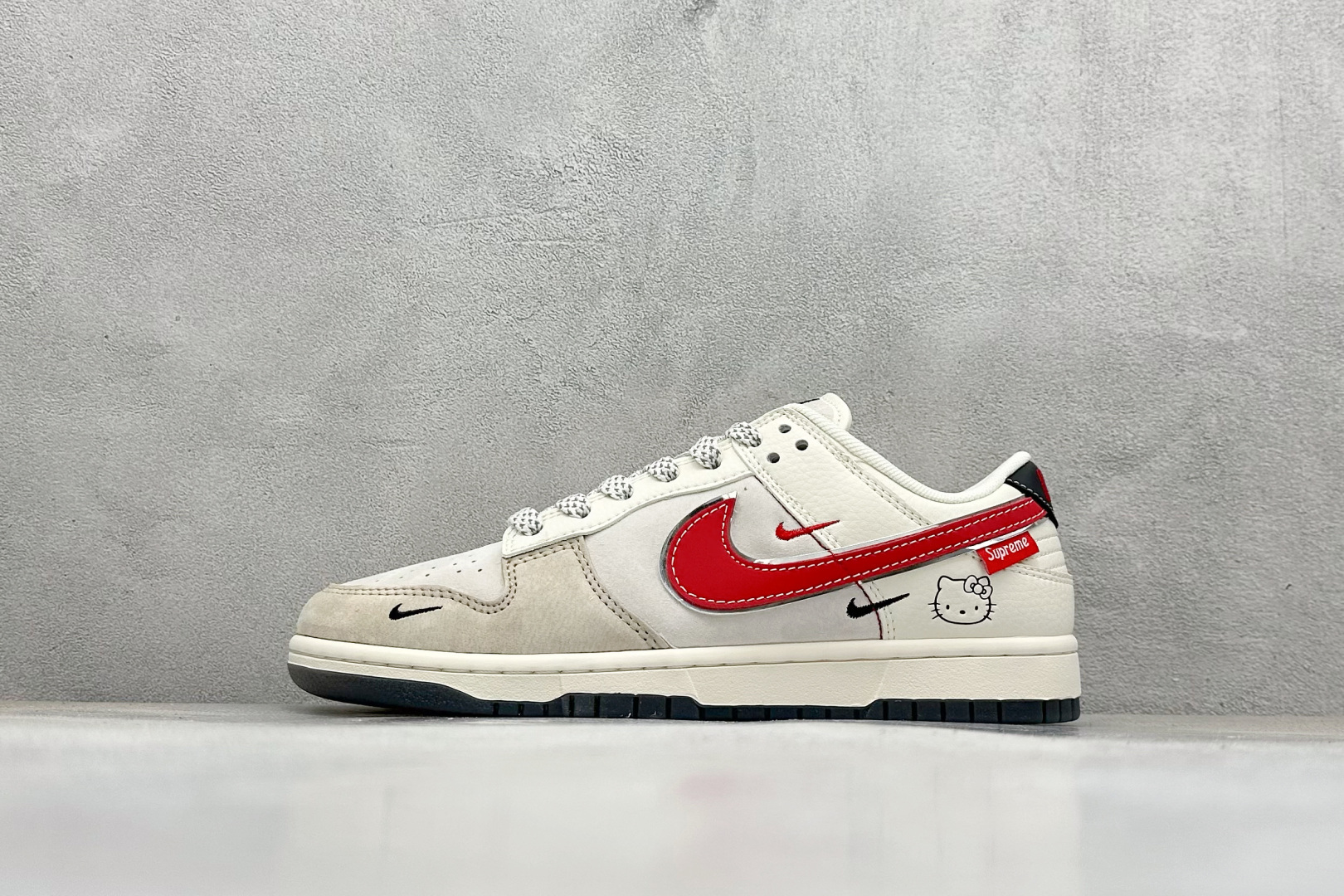 Nike SB Dunk Low“ Supreme联名——凯蒂猫” 周年高端定制 低帮休闲板鞋 定制鞋盒 大厂纯原品质出货 超高清洁度 皮料切割干净无任何毛边 细节完美 货号：XY1688-018 尺码：36 36.5 37.5 38 38.5 39 40 40.5 41 42 42.5 43 44 44.5 45-选品中心