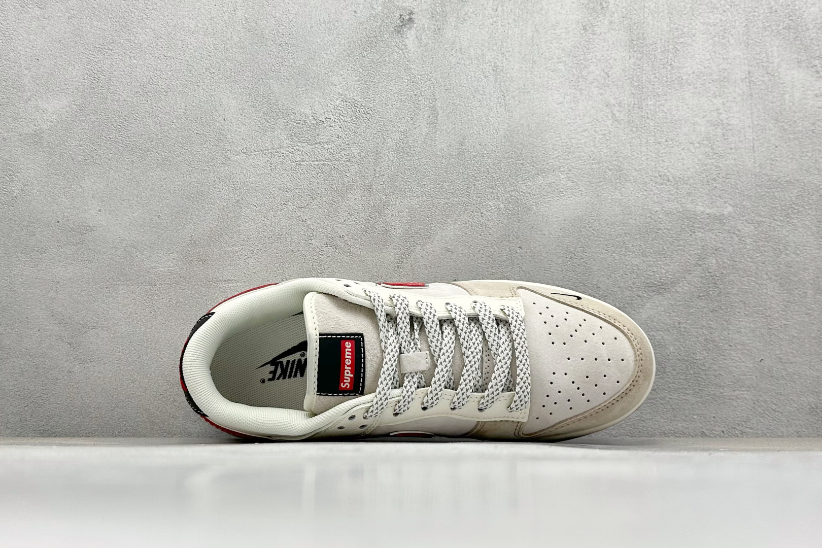 图片[3]-Nike SB Dunk Low“ Supreme联名——凯蒂猫” 周年高端定制 低帮休闲板鞋 定制鞋盒 大厂纯原品质出货 超高清洁度 皮料切割干净无任何毛边 细节完美 货号：XY1688-018 尺码：36 36.5 37.5 38 38.5 39 40 40.5 41 42 42.5 43 44 44.5 45-选品中心