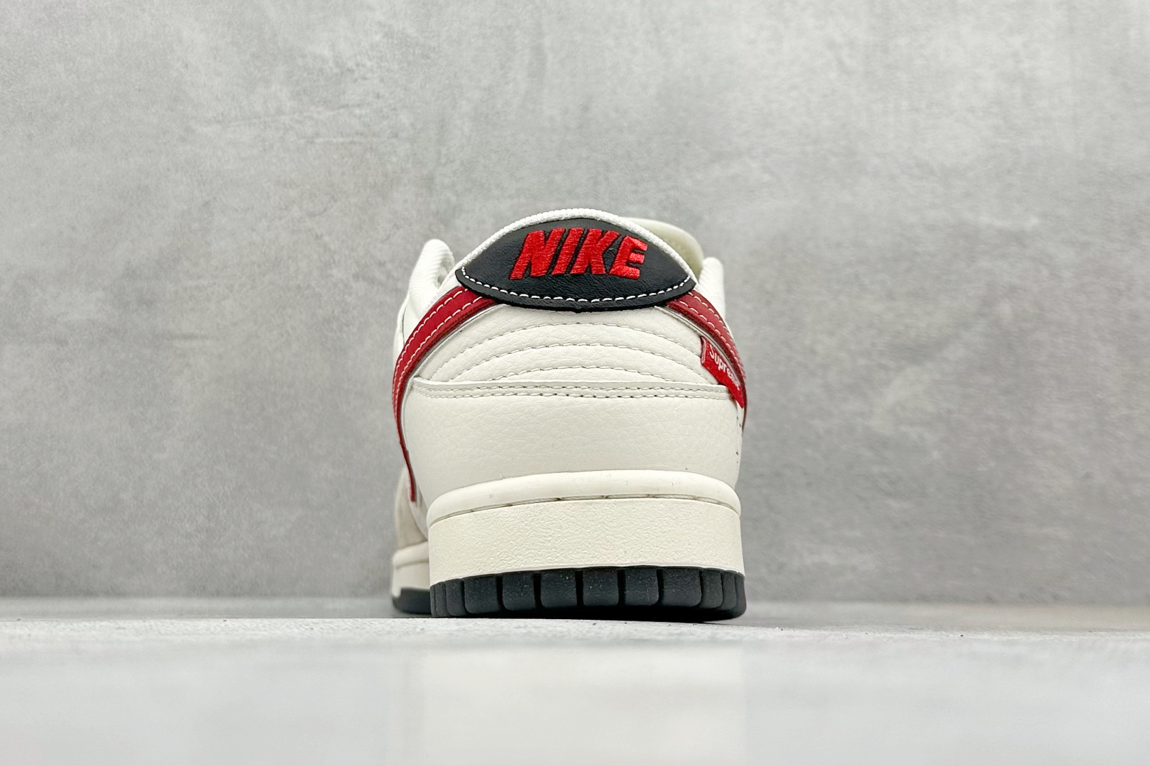 图片[6]-Nike SB Dunk Low“ Supreme联名——凯蒂猫” 周年高端定制 低帮休闲板鞋 定制鞋盒 大厂纯原品质出货 超高清洁度 皮料切割干净无任何毛边 细节完美 货号：XY1688-018 尺码：36 36.5 37.5 38 38.5 39 40 40.5 41 42 42.5 43 44 44.5 45-选品中心