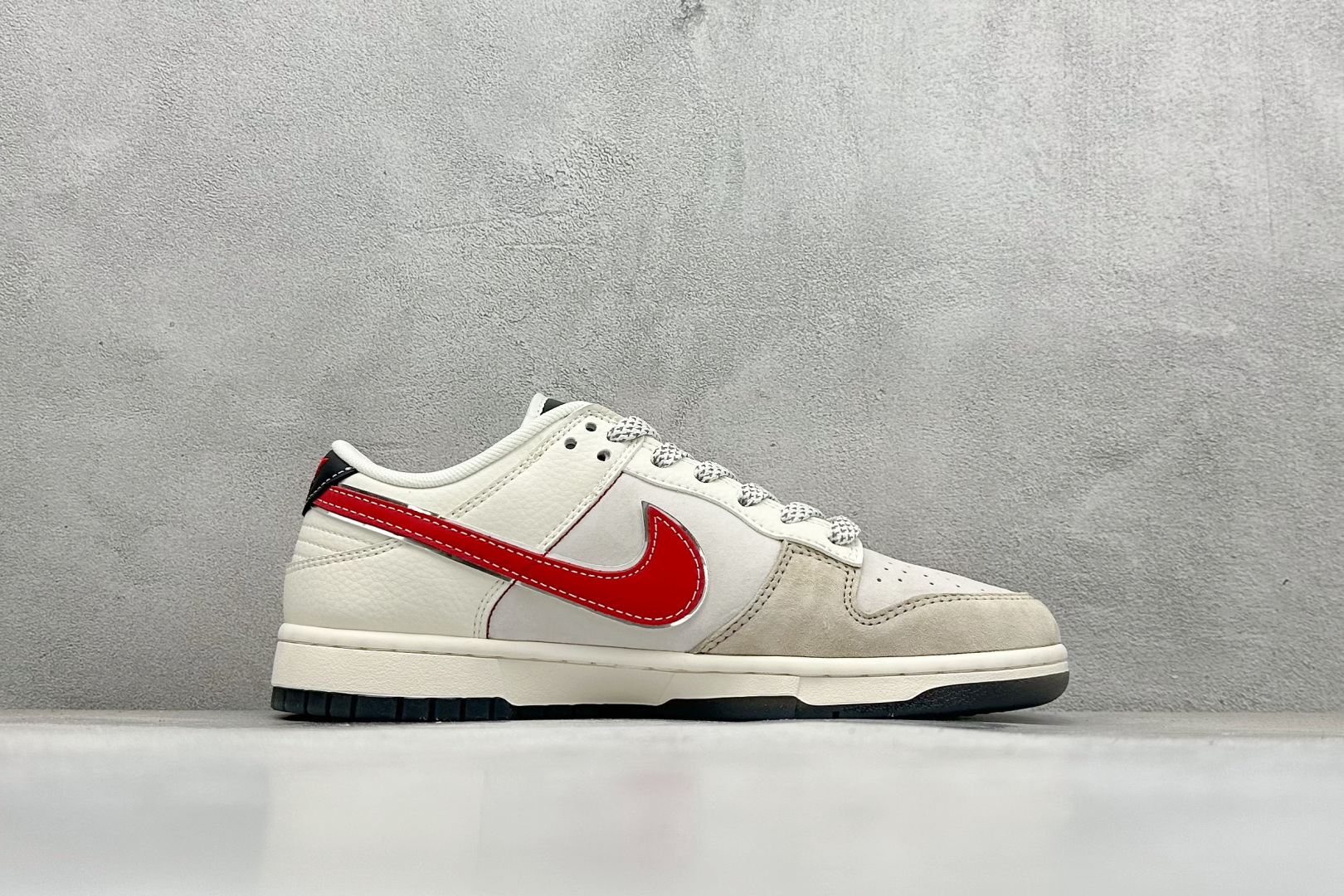 图片[2]-Nike SB Dunk Low“ Supreme联名——凯蒂猫” 周年高端定制 低帮休闲板鞋 定制鞋盒 大厂纯原品质出货 超高清洁度 皮料切割干净无任何毛边 细节完美 货号：XY1688-018 尺码：36 36.5 37.5 38 38.5 39 40 40.5 41 42 42.5 43 44 44.5 45-选品中心