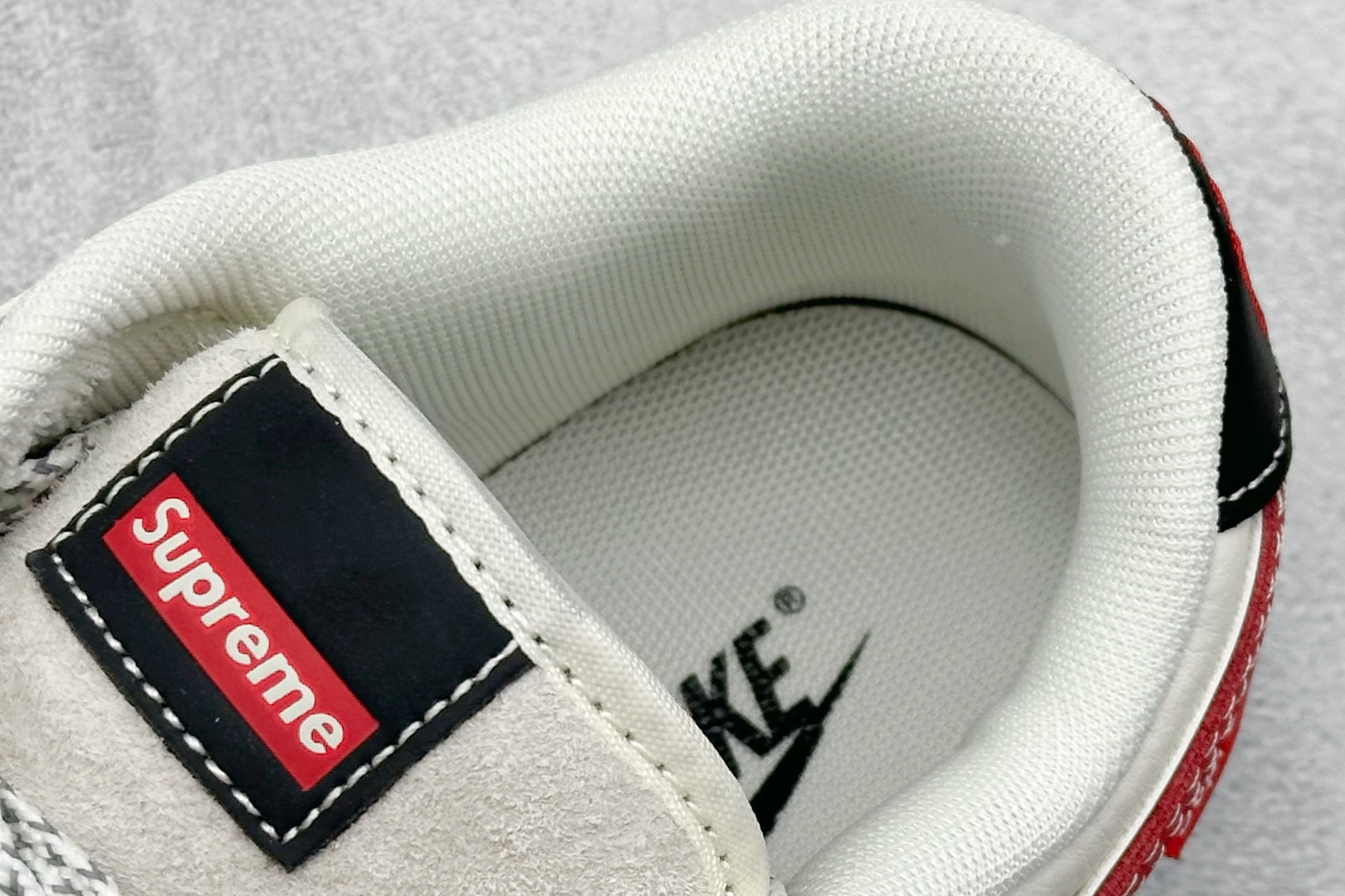 图片[8]-Nike SB Dunk Low“ Supreme联名——凯蒂猫” 周年高端定制 低帮休闲板鞋 定制鞋盒 大厂纯原品质出货 超高清洁度 皮料切割干净无任何毛边 细节完美 货号：XY1688-018 尺码：36 36.5 37.5 38 38.5 39 40 40.5 41 42 42.5 43 44 44.5 45-选品中心