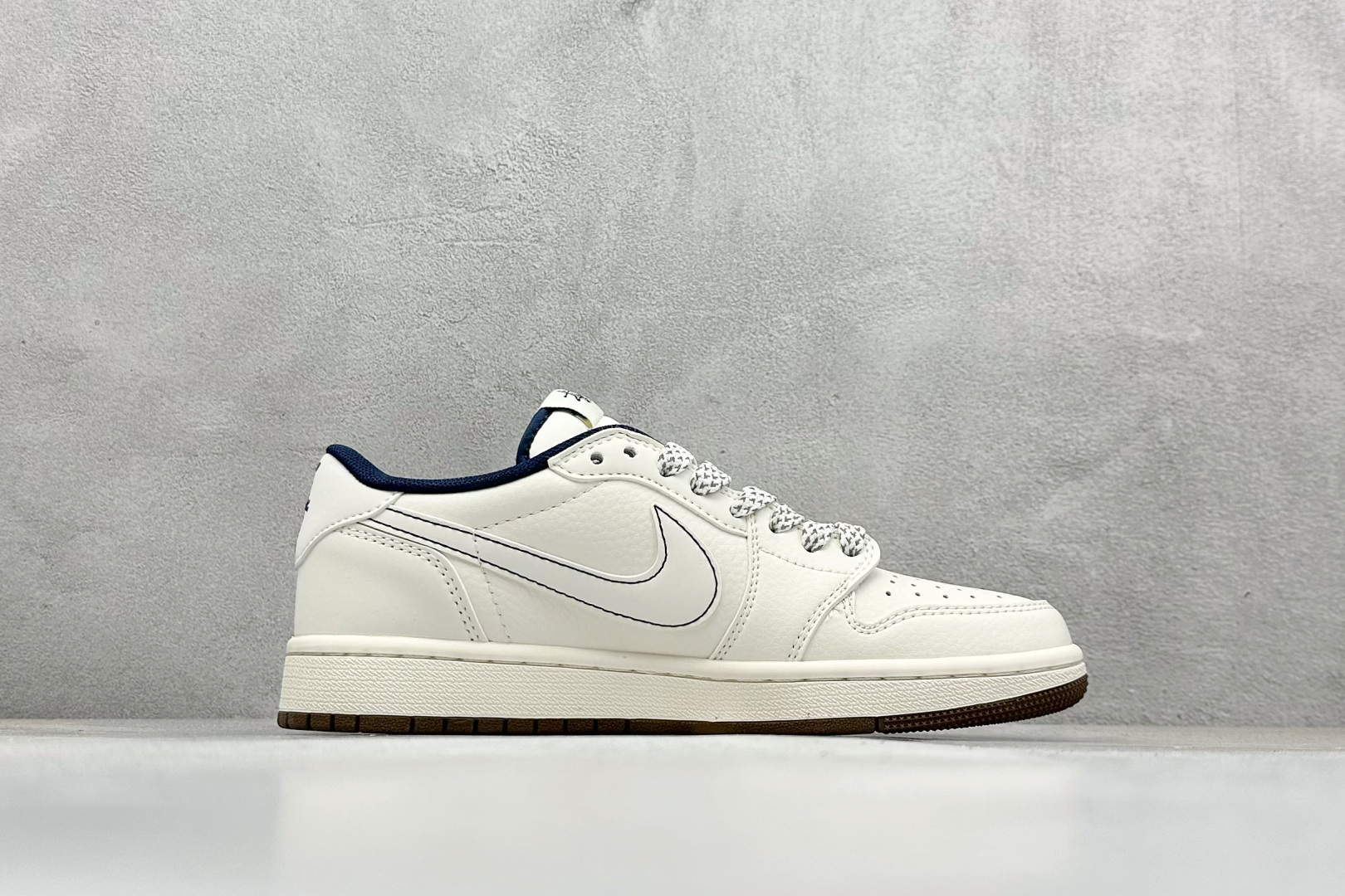 图片[2]-Travis Scott x Fragment Design x Jordan Air Jordan 1 Low OG SP “斯图西联名——棕底蓝勾” 多方联名合作融合了Travis Scott 独特的音乐风格，藤原浩个性的设计风格以及Jordan品牌的经典元素 使其成为一双具有独特身份和价值的鞋子 清新而立体的外观加上联名标识更突出了其独特身份 这种配色方案显示出活力和时尚感 在视觉上引人注目 鞋身的质感和细腻的细节处理使其显得高端而格调十足 这款“倒钩”联名是设计与创意完美结合 融合多方的个性风格是一款备受瞩目的潮流鞋款 低帮休闲板鞋 定制鞋盒 大厂纯原品质出货 超高清洁度 皮料切割干净无任何毛边 细节完美 货号：XY2688-121 尺码：36 36.5 37.5 38 38.5 39 40 40.5 41 42 42.5 43 44 44.5 45-选品中心