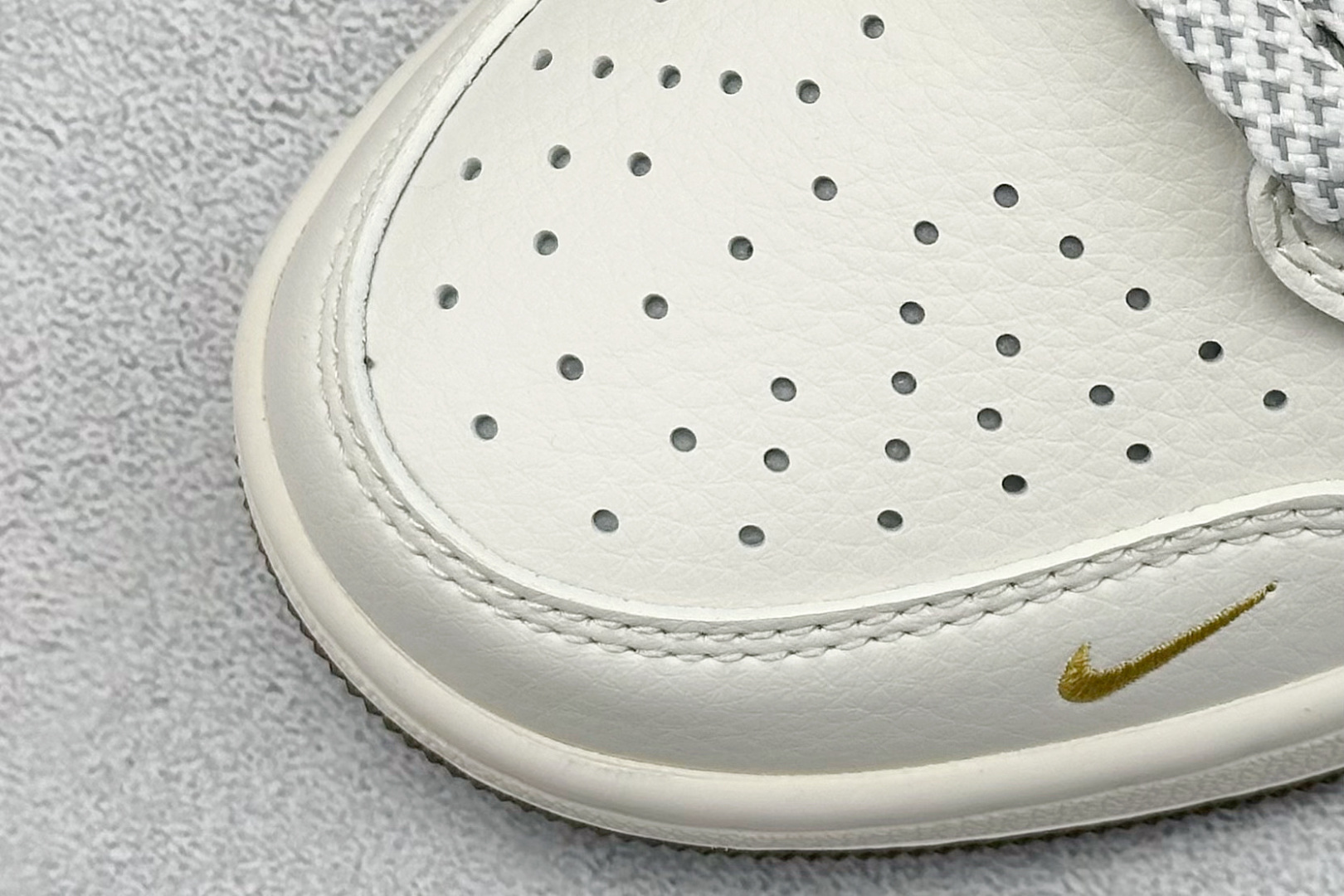 图片[7]-Travis Scott x Fragment Design x Jordan Air Jordan 1 Low OG SP “斯图西联名——棕底蓝勾” 多方联名合作融合了Travis Scott 独特的音乐风格，藤原浩个性的设计风格以及Jordan品牌的经典元素 使其成为一双具有独特身份和价值的鞋子 清新而立体的外观加上联名标识更突出了其独特身份 这种配色方案显示出活力和时尚感 在视觉上引人注目 鞋身的质感和细腻的细节处理使其显得高端而格调十足 这款“倒钩”联名是设计与创意完美结合 融合多方的个性风格是一款备受瞩目的潮流鞋款 低帮休闲板鞋 定制鞋盒 大厂纯原品质出货 超高清洁度 皮料切割干净无任何毛边 细节完美 货号：XY2688-121 尺码：36 36.5 37.5 38 38.5 39 40 40.5 41 42 42.5 43 44 44.5 45-选品中心