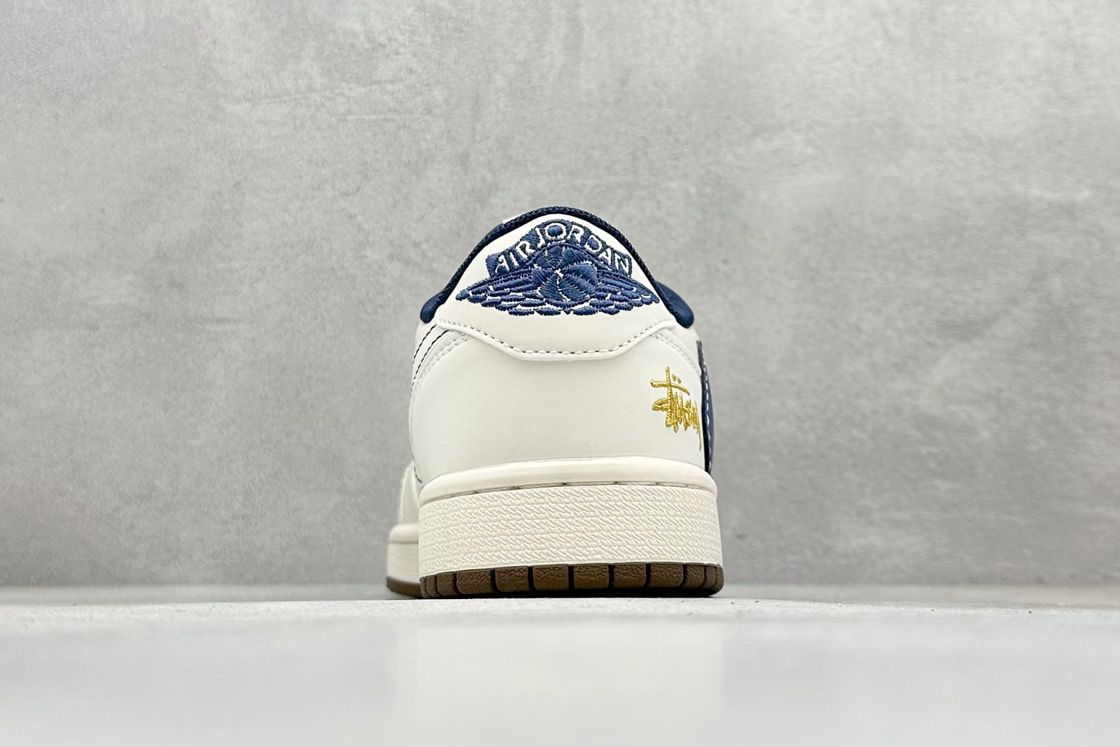 图片[6]-Travis Scott x Fragment Design x Jordan Air Jordan 1 Low OG SP “斯图西联名——棕底蓝勾” 多方联名合作融合了Travis Scott 独特的音乐风格，藤原浩个性的设计风格以及Jordan品牌的经典元素 使其成为一双具有独特身份和价值的鞋子 清新而立体的外观加上联名标识更突出了其独特身份 这种配色方案显示出活力和时尚感 在视觉上引人注目 鞋身的质感和细腻的细节处理使其显得高端而格调十足 这款“倒钩”联名是设计与创意完美结合 融合多方的个性风格是一款备受瞩目的潮流鞋款 低帮休闲板鞋 定制鞋盒 大厂纯原品质出货 超高清洁度 皮料切割干净无任何毛边 细节完美 货号：XY2688-121 尺码：36 36.5 37.5 38 38.5 39 40 40.5 41 42 42.5 43 44 44.5 45-选品中心