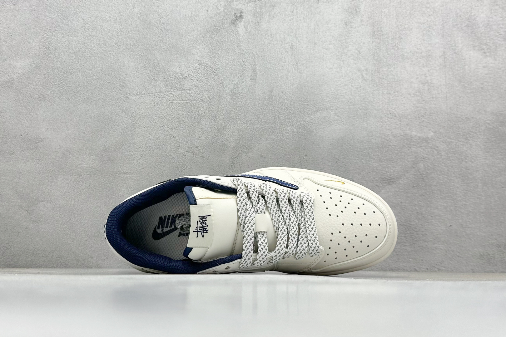 图片[3]-Travis Scott x Fragment Design x Jordan Air Jordan 1 Low OG SP “斯图西联名——棕底蓝勾” 多方联名合作融合了Travis Scott 独特的音乐风格，藤原浩个性的设计风格以及Jordan品牌的经典元素 使其成为一双具有独特身份和价值的鞋子 清新而立体的外观加上联名标识更突出了其独特身份 这种配色方案显示出活力和时尚感 在视觉上引人注目 鞋身的质感和细腻的细节处理使其显得高端而格调十足 这款“倒钩”联名是设计与创意完美结合 融合多方的个性风格是一款备受瞩目的潮流鞋款 低帮休闲板鞋 定制鞋盒 大厂纯原品质出货 超高清洁度 皮料切割干净无任何毛边 细节完美 货号：XY2688-121 尺码：36 36.5 37.5 38 38.5 39 40 40.5 41 42 42.5 43 44 44.5 45-选品中心