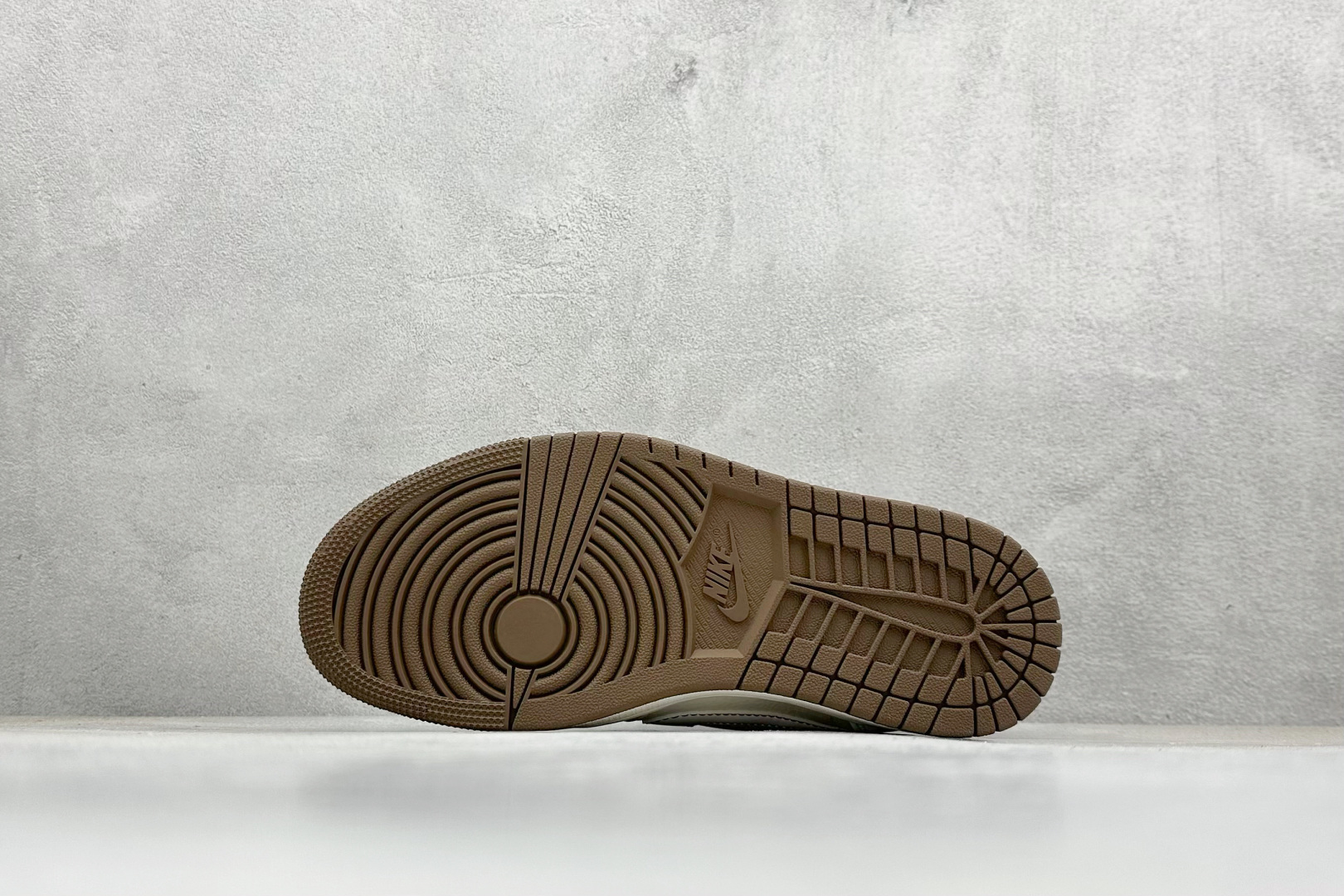 图片[4]-Travis Scott x Fragment Design x Jordan Air Jordan 1 Low OG SP “斯图西联名——棕底蓝勾” 多方联名合作融合了Travis Scott 独特的音乐风格，藤原浩个性的设计风格以及Jordan品牌的经典元素 使其成为一双具有独特身份和价值的鞋子 清新而立体的外观加上联名标识更突出了其独特身份 这种配色方案显示出活力和时尚感 在视觉上引人注目 鞋身的质感和细腻的细节处理使其显得高端而格调十足 这款“倒钩”联名是设计与创意完美结合 融合多方的个性风格是一款备受瞩目的潮流鞋款 低帮休闲板鞋 定制鞋盒 大厂纯原品质出货 超高清洁度 皮料切割干净无任何毛边 细节完美 货号：XY2688-121 尺码：36 36.5 37.5 38 38.5 39 40 40.5 41 42 42.5 43 44 44.5 45-选品中心