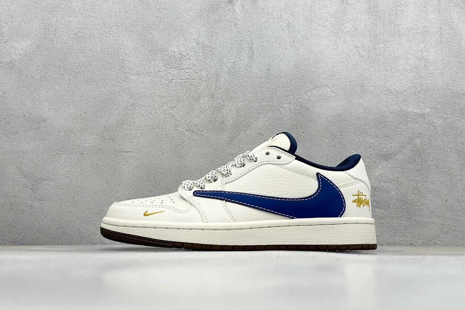 Travis Scott x Fragment Design x Jordan Air Jordan 1 Low OG SP “斯图西联名——棕底蓝勾” 多方联名合作融合了Travis Scott 独特的音乐风格，藤原浩个性的设计风格以及Jordan品牌的经典元素 使其成为一双具有独特身份和价值的鞋子 清新而立体的外观加上联名标识更突出了其独特身份 这种配色方案显示出活力和时尚感 在视觉上引人注目 鞋身的质感和细腻的细节处理使其显得高端而格调十足 这款“倒钩”联名是设计与创意完美结合 融合多方的个性风格是一款备受瞩目的潮流鞋款 低帮休闲板鞋 定制鞋盒 大厂纯原品质出货 超高清洁度 皮料切割干净无任何毛边 细节完美 货号：XY2688-121 尺码：36 36.5 37.5 38 38.5 39 40 40.5 41 42 42.5 43 44 44.5 45-选品中心