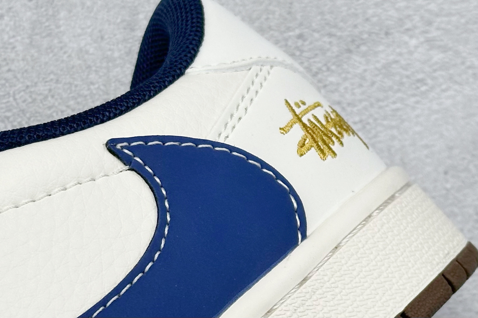 图片[9]-Travis Scott x Fragment Design x Jordan Air Jordan 1 Low OG SP “斯图西联名——棕底蓝勾” 多方联名合作融合了Travis Scott 独特的音乐风格，藤原浩个性的设计风格以及Jordan品牌的经典元素 使其成为一双具有独特身份和价值的鞋子 清新而立体的外观加上联名标识更突出了其独特身份 这种配色方案显示出活力和时尚感 在视觉上引人注目 鞋身的质感和细腻的细节处理使其显得高端而格调十足 这款“倒钩”联名是设计与创意完美结合 融合多方的个性风格是一款备受瞩目的潮流鞋款 低帮休闲板鞋 定制鞋盒 大厂纯原品质出货 超高清洁度 皮料切割干净无任何毛边 细节完美 货号：XY2688-121 尺码：36 36.5 37.5 38 38.5 39 40 40.5 41 42 42.5 43 44 44.5 45-选品中心