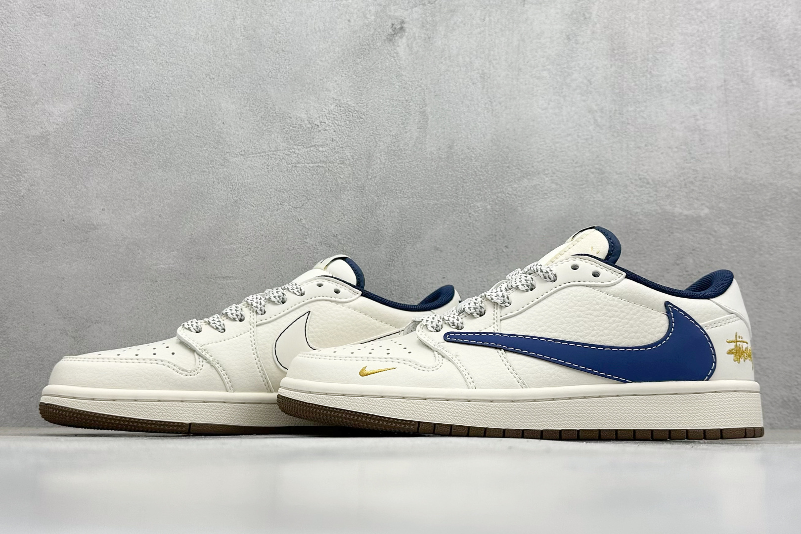 图片[5]-Travis Scott x Fragment Design x Jordan Air Jordan 1 Low OG SP “斯图西联名——棕底蓝勾” 多方联名合作融合了Travis Scott 独特的音乐风格，藤原浩个性的设计风格以及Jordan品牌的经典元素 使其成为一双具有独特身份和价值的鞋子 清新而立体的外观加上联名标识更突出了其独特身份 这种配色方案显示出活力和时尚感 在视觉上引人注目 鞋身的质感和细腻的细节处理使其显得高端而格调十足 这款“倒钩”联名是设计与创意完美结合 融合多方的个性风格是一款备受瞩目的潮流鞋款 低帮休闲板鞋 定制鞋盒 大厂纯原品质出货 超高清洁度 皮料切割干净无任何毛边 细节完美 货号：XY2688-121 尺码：36 36.5 37.5 38 38.5 39 40 40.5 41 42 42.5 43 44 44.5 45-选品中心