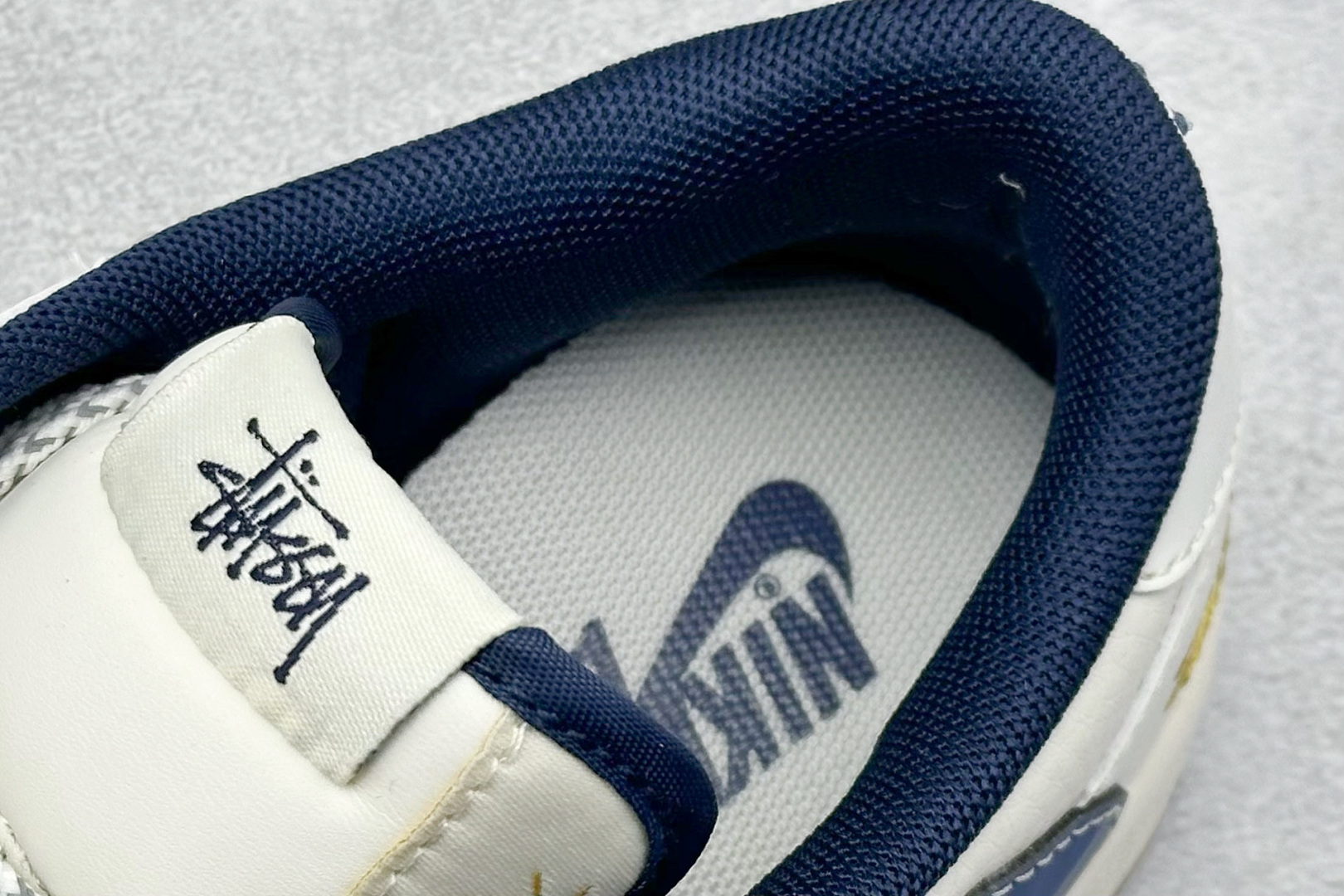 图片[8]-Travis Scott x Fragment Design x Jordan Air Jordan 1 Low OG SP “斯图西联名——棕底蓝勾” 多方联名合作融合了Travis Scott 独特的音乐风格，藤原浩个性的设计风格以及Jordan品牌的经典元素 使其成为一双具有独特身份和价值的鞋子 清新而立体的外观加上联名标识更突出了其独特身份 这种配色方案显示出活力和时尚感 在视觉上引人注目 鞋身的质感和细腻的细节处理使其显得高端而格调十足 这款“倒钩”联名是设计与创意完美结合 融合多方的个性风格是一款备受瞩目的潮流鞋款 低帮休闲板鞋 定制鞋盒 大厂纯原品质出货 超高清洁度 皮料切割干净无任何毛边 细节完美 货号：XY2688-121 尺码：36 36.5 37.5 38 38.5 39 40 40.5 41 42 42.5 43 44 44.5 45-选品中心