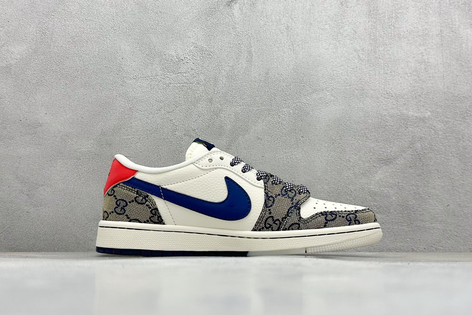 图片[2]-Travis Scott x Nike Air Jordan 1 Low x GUCCI Air Jordan 1 Low 反转白蓝红倒钩 纯原版本 全鞋采用原装头层皮，用料扎实 精雕细琢 鞋型极致还原 飞翼3D打印改良 深度立体 四线中底拉帮皮料选材 钢印 背胶一应俱全 全新批次 原装原模大底全鞋原厂定制皮料，手感细腻正确折边工艺 完美细节诠释 货号：XY2688 118 尺码：36 36.5 37.5 38 38.5 39 40 40.5 41 42 42.5 43 44 44.5 45-选品中心