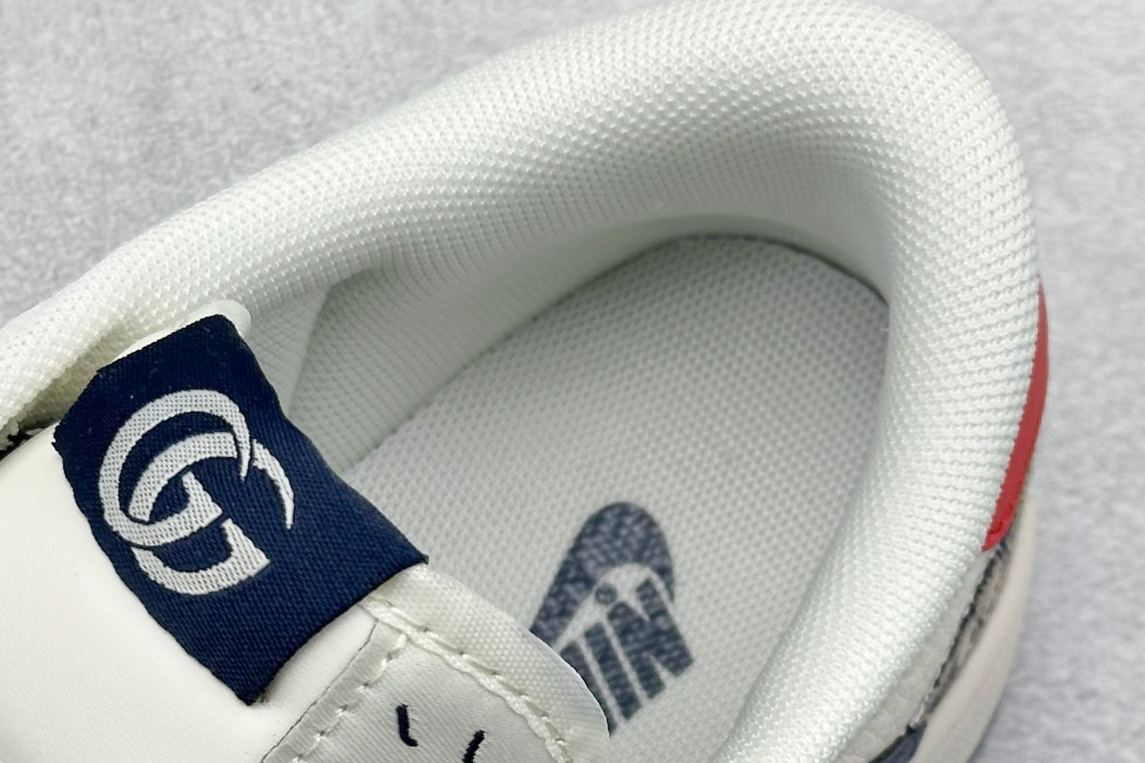 图片[8]-Travis Scott x Nike Air Jordan 1 Low x GUCCI Air Jordan 1 Low 反转白蓝红倒钩 纯原版本 全鞋采用原装头层皮，用料扎实 精雕细琢 鞋型极致还原 飞翼3D打印改良 深度立体 四线中底拉帮皮料选材 钢印 背胶一应俱全 全新批次 原装原模大底全鞋原厂定制皮料，手感细腻正确折边工艺 完美细节诠释 货号：XY2688 118 尺码：36 36.5 37.5 38 38.5 39 40 40.5 41 42 42.5 43 44 44.5 45-选品中心