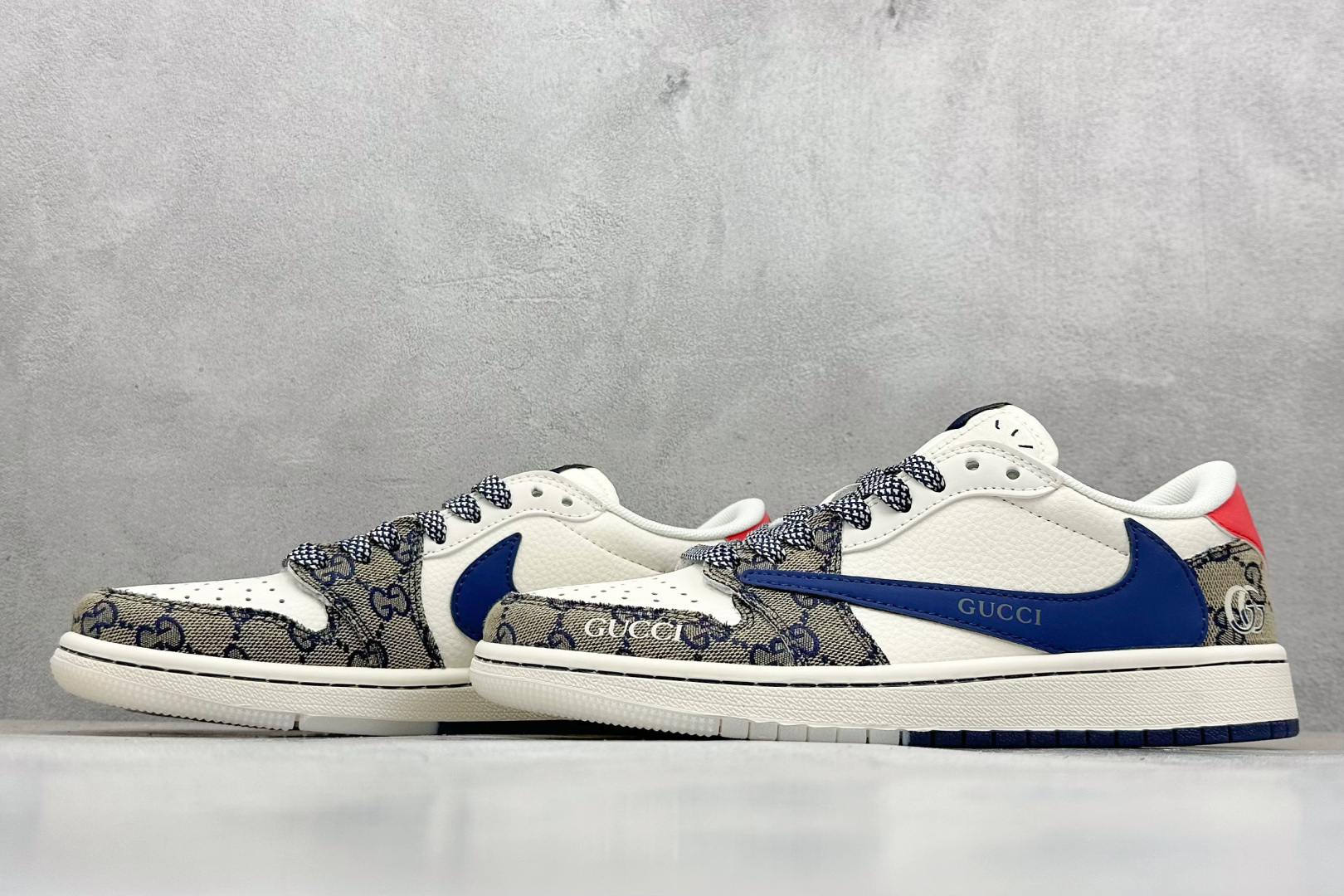 图片[5]-Travis Scott x Nike Air Jordan 1 Low x GUCCI Air Jordan 1 Low 反转白蓝红倒钩 纯原版本 全鞋采用原装头层皮，用料扎实 精雕细琢 鞋型极致还原 飞翼3D打印改良 深度立体 四线中底拉帮皮料选材 钢印 背胶一应俱全 全新批次 原装原模大底全鞋原厂定制皮料，手感细腻正确折边工艺 完美细节诠释 货号：XY2688 118 尺码：36 36.5 37.5 38 38.5 39 40 40.5 41 42 42.5 43 44 44.5 45-选品中心