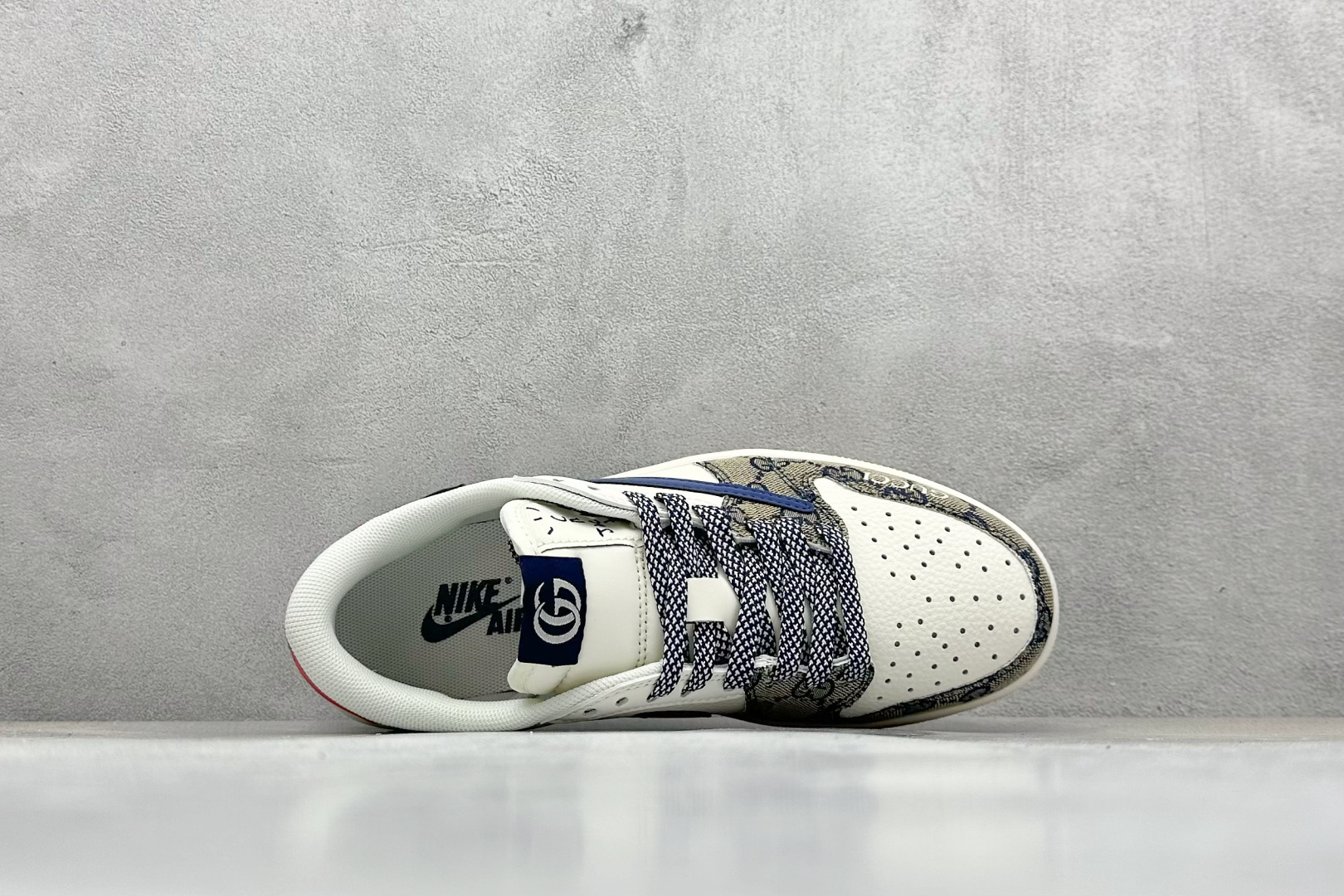 图片[3]-Travis Scott x Nike Air Jordan 1 Low x GUCCI Air Jordan 1 Low 反转白蓝红倒钩 纯原版本 全鞋采用原装头层皮，用料扎实 精雕细琢 鞋型极致还原 飞翼3D打印改良 深度立体 四线中底拉帮皮料选材 钢印 背胶一应俱全 全新批次 原装原模大底全鞋原厂定制皮料，手感细腻正确折边工艺 完美细节诠释 货号：XY2688 118 尺码：36 36.5 37.5 38 38.5 39 40 40.5 41 42 42.5 43 44 44.5 45-选品中心