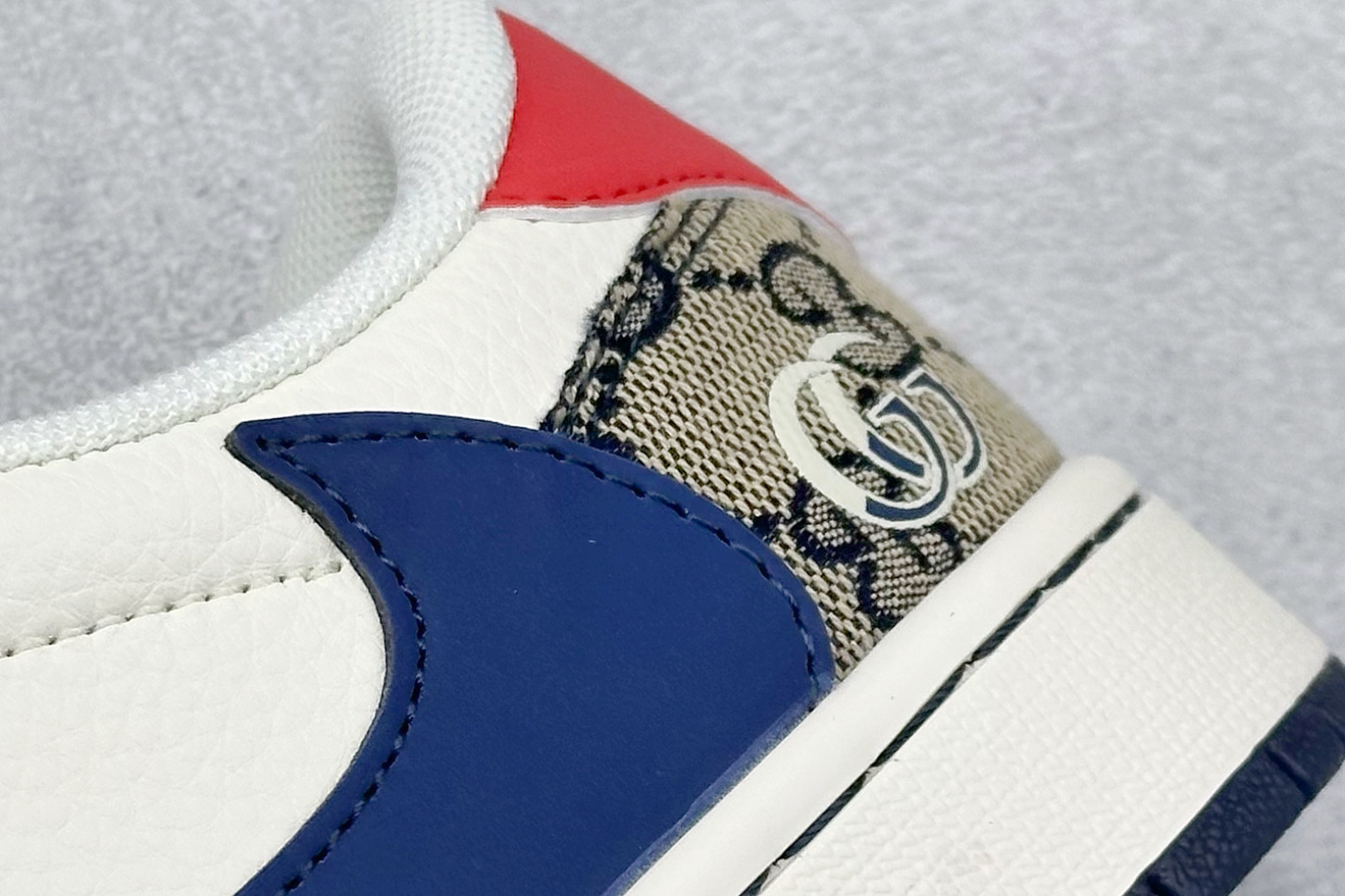 图片[9]-Travis Scott x Nike Air Jordan 1 Low x GUCCI Air Jordan 1 Low 反转白蓝红倒钩 纯原版本 全鞋采用原装头层皮，用料扎实 精雕细琢 鞋型极致还原 飞翼3D打印改良 深度立体 四线中底拉帮皮料选材 钢印 背胶一应俱全 全新批次 原装原模大底全鞋原厂定制皮料，手感细腻正确折边工艺 完美细节诠释 货号：XY2688 118 尺码：36 36.5 37.5 38 38.5 39 40 40.5 41 42 42.5 43 44 44.5 45-选品中心