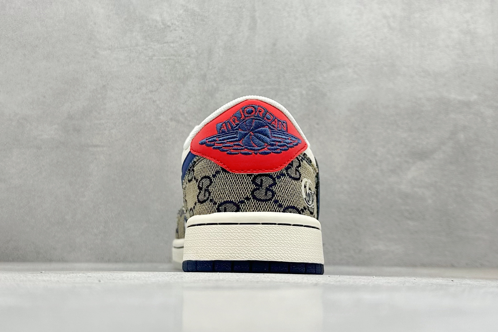 图片[6]-Travis Scott x Nike Air Jordan 1 Low x GUCCI Air Jordan 1 Low 反转白蓝红倒钩 纯原版本 全鞋采用原装头层皮，用料扎实 精雕细琢 鞋型极致还原 飞翼3D打印改良 深度立体 四线中底拉帮皮料选材 钢印 背胶一应俱全 全新批次 原装原模大底全鞋原厂定制皮料，手感细腻正确折边工艺 完美细节诠释 货号：XY2688 118 尺码：36 36.5 37.5 38 38.5 39 40 40.5 41 42 42.5 43 44 44.5 45-选品中心