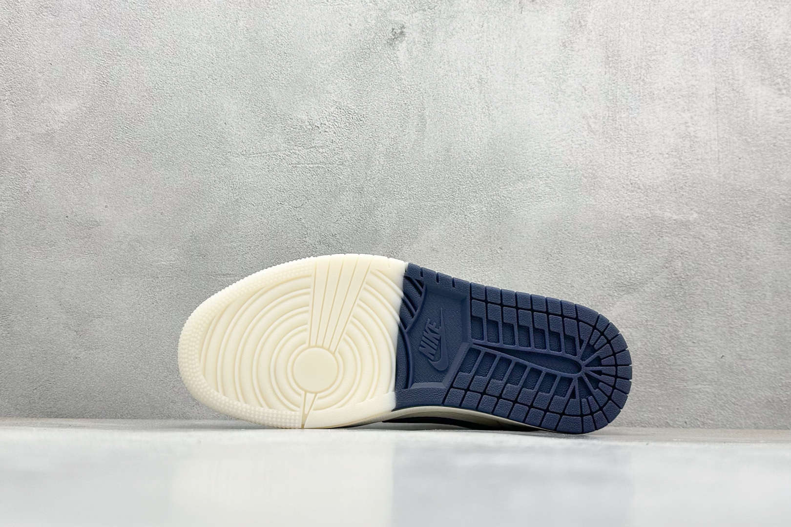 图片[4]-Travis Scott x Nike Air Jordan 1 Low x GUCCI Air Jordan 1 Low 反转白蓝红倒钩 纯原版本 全鞋采用原装头层皮，用料扎实 精雕细琢 鞋型极致还原 飞翼3D打印改良 深度立体 四线中底拉帮皮料选材 钢印 背胶一应俱全 全新批次 原装原模大底全鞋原厂定制皮料，手感细腻正确折边工艺 完美细节诠释 货号：XY2688 118 尺码：36 36.5 37.5 38 38.5 39 40 40.5 41 42 42.5 43 44 44.5 45-选品中心