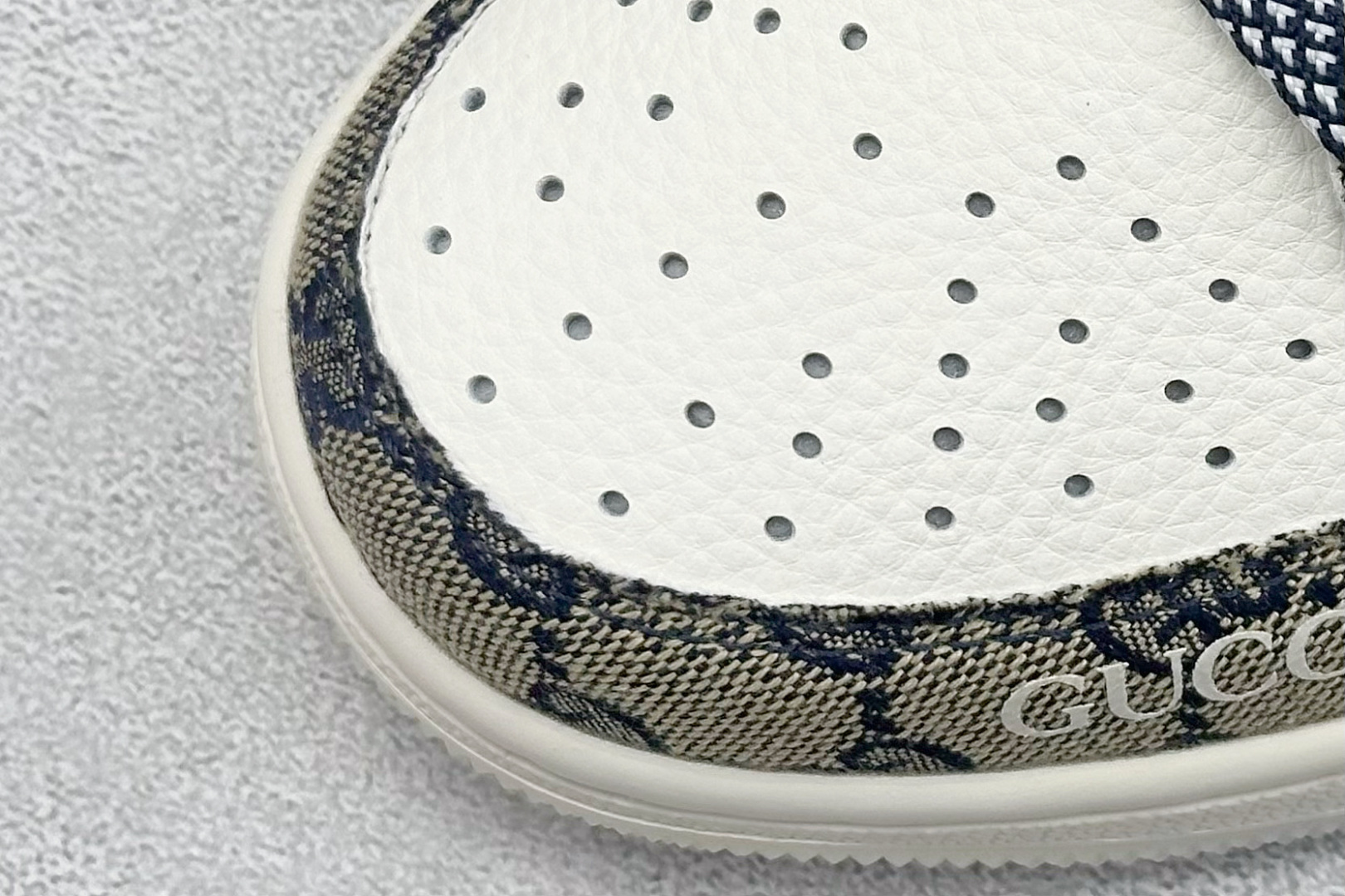 图片[7]-Travis Scott x Nike Air Jordan 1 Low x GUCCI Air Jordan 1 Low 反转白蓝红倒钩 纯原版本 全鞋采用原装头层皮，用料扎实 精雕细琢 鞋型极致还原 飞翼3D打印改良 深度立体 四线中底拉帮皮料选材 钢印 背胶一应俱全 全新批次 原装原模大底全鞋原厂定制皮料，手感细腻正确折边工艺 完美细节诠释 货号：XY2688 118 尺码：36 36.5 37.5 38 38.5 39 40 40.5 41 42 42.5 43 44 44.5 45-选品中心