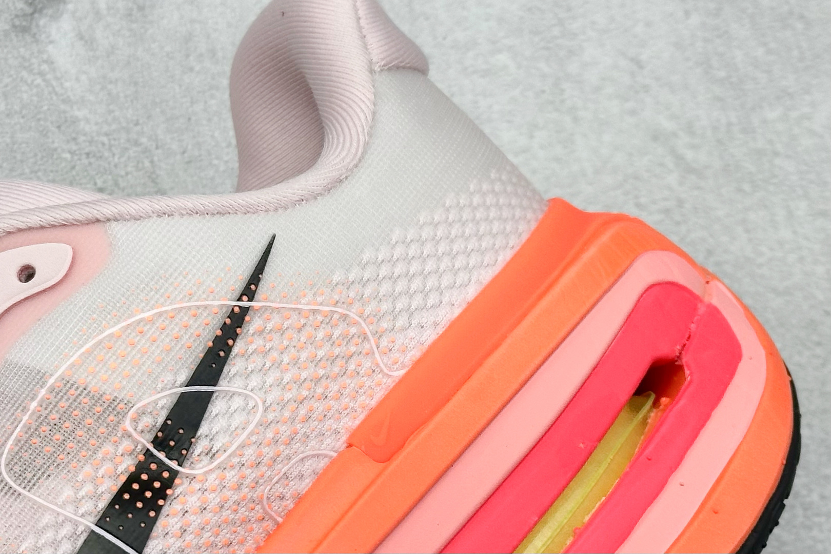 NIKE VOMERO PREMIUM 全掌气垫纤维气柱网面跑步鞋 HQ2050-442