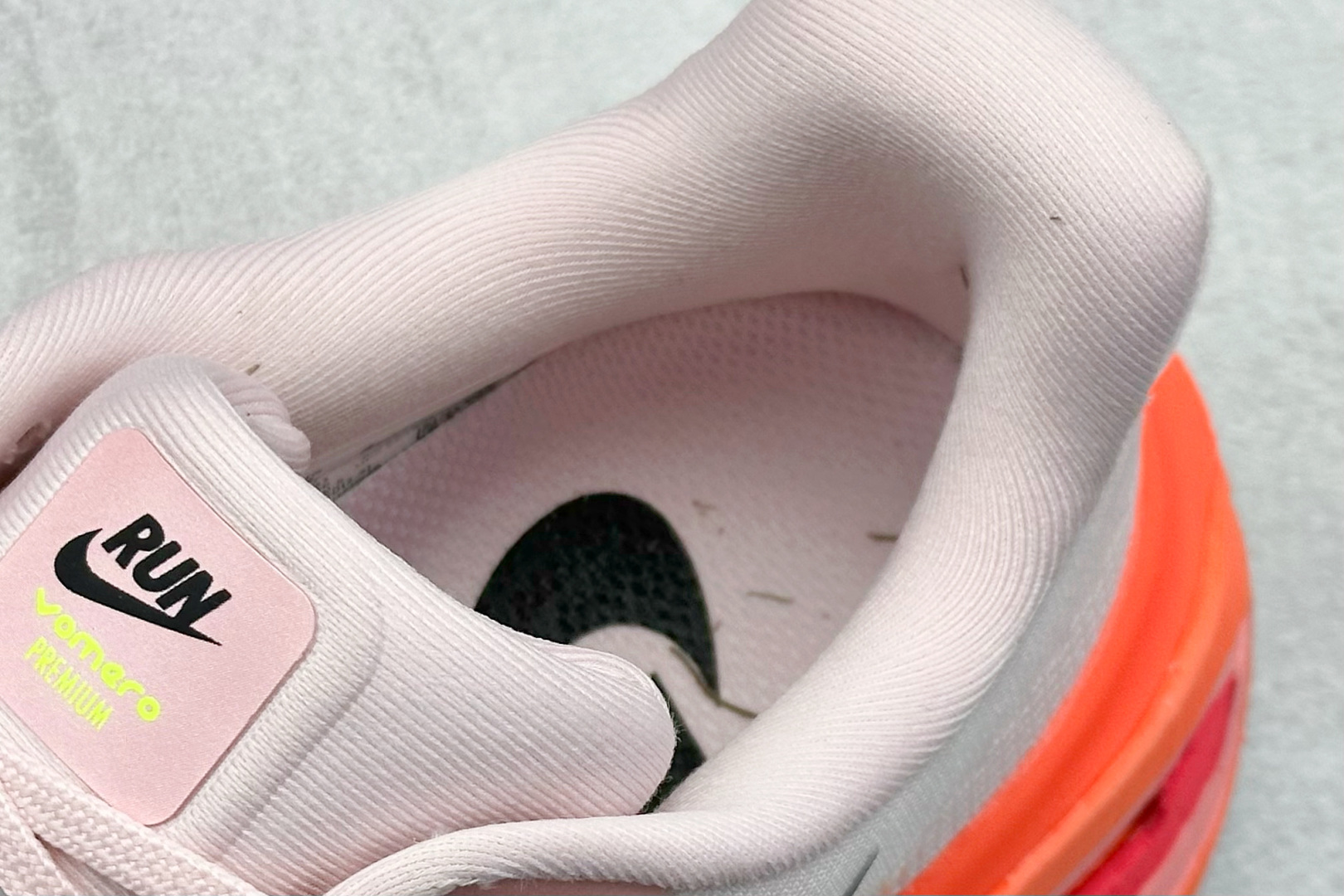 NIKE VOMERO PREMIUM 全掌气垫纤维气柱网面跑步鞋 HQ2050-442