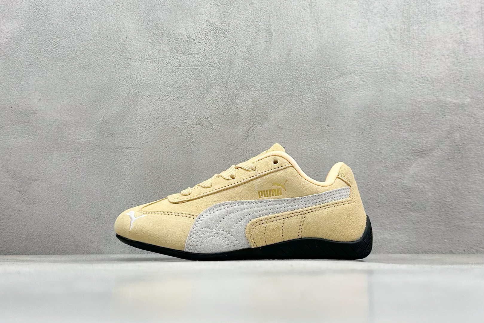 HY童鞋Puma Speedcet OG 彪马低帮复古运动休闲赛车跑鞋 以趣味十足又前卫复古的设计引领潮流，将赛道精神融入街头时尚，开启前卫竞速之旅。融入经典配色，主打前卫复古风。鞋款的鞋侧以复古的流线造型，缀以经典Logo，巧妙吸睛；麂皮+网眼融合舒适鞋面，赋予了独特的个性美学，演绎赛车的无尽能量。 货号：401700 06 尺码：24-35-选品中心