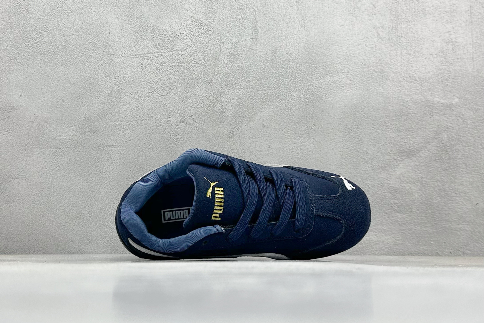 图片[3]-HY童鞋Puma Speedcet OG 彪马低帮复古运动休闲赛车跑鞋 以趣味十足又前卫复古的设计引领潮流，将赛道精神融入街头时尚，开启前卫竞速之旅。融入经典配色，主打前卫复古风。鞋款的鞋侧以复古的流线造型，缀以经典Logo，巧妙吸睛；麂皮+网眼融合舒适鞋面，赋予了独特的个性美学，演绎赛车的无尽能量。 货号：401700 03 尺码：24-35-选品中心