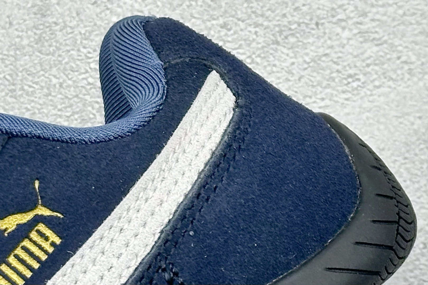 图片[9]-HY童鞋Puma Speedcet OG 彪马低帮复古运动休闲赛车跑鞋 以趣味十足又前卫复古的设计引领潮流，将赛道精神融入街头时尚，开启前卫竞速之旅。融入经典配色，主打前卫复古风。鞋款的鞋侧以复古的流线造型，缀以经典Logo，巧妙吸睛；麂皮+网眼融合舒适鞋面，赋予了独特的个性美学，演绎赛车的无尽能量。 货号：401700 03 尺码：24-35-选品中心