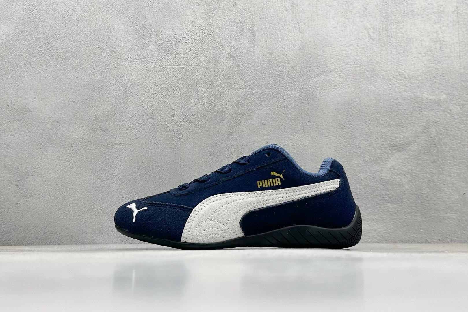 HY童鞋Puma Speedcet OG 彪马低帮复古运动休闲赛车跑鞋 以趣味十足又前卫复古的设计引领潮流，将赛道精神融入街头时尚，开启前卫竞速之旅。融入经典配色，主打前卫复古风。鞋款的鞋侧以复古的流线造型，缀以经典Logo，巧妙吸睛；麂皮+网眼融合舒适鞋面，赋予了独特的个性美学，演绎赛车的无尽能量。 货号：401700 03 尺码：24-35-选品中心