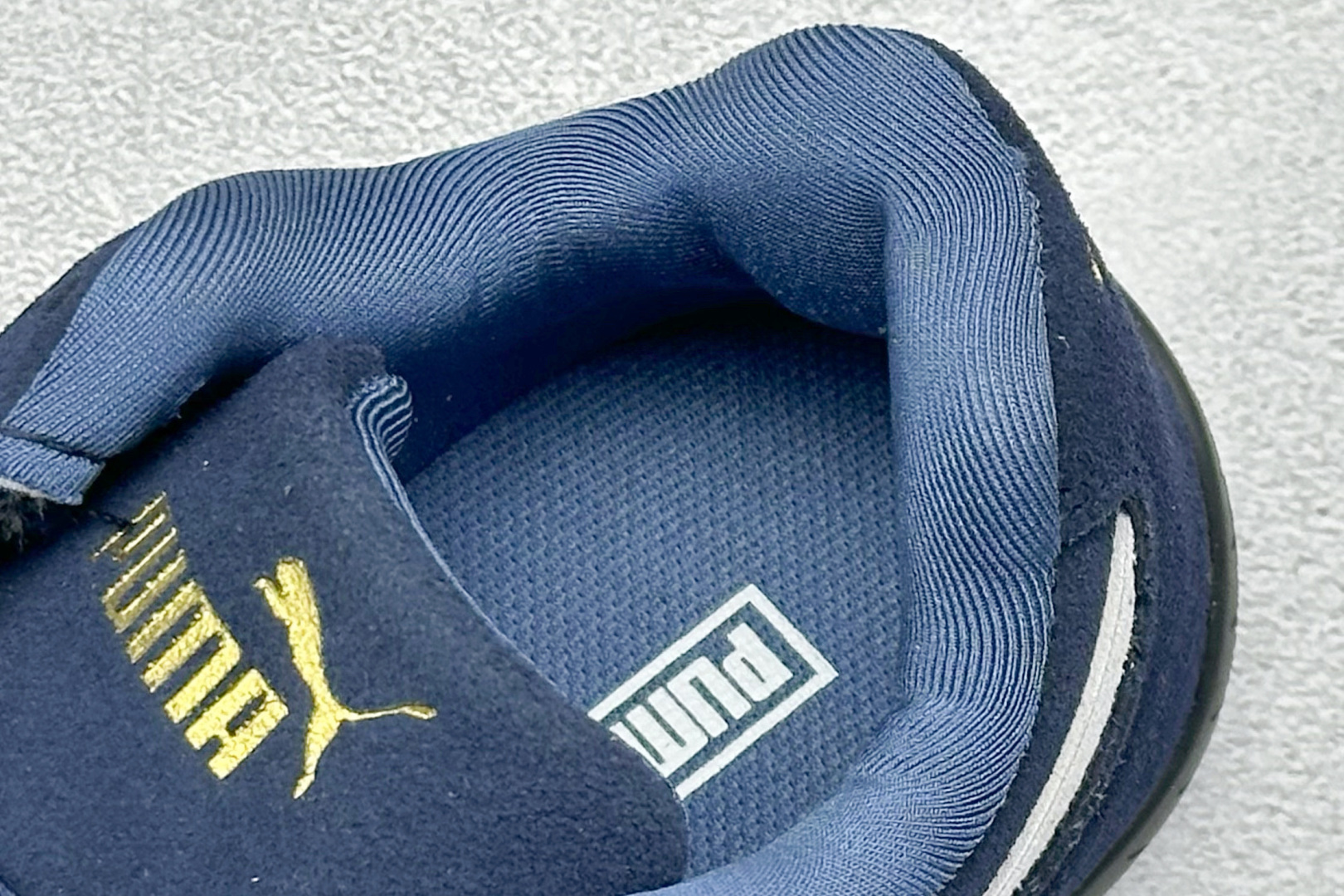 图片[8]-HY童鞋Puma Speedcet OG 彪马低帮复古运动休闲赛车跑鞋 以趣味十足又前卫复古的设计引领潮流，将赛道精神融入街头时尚，开启前卫竞速之旅。融入经典配色，主打前卫复古风。鞋款的鞋侧以复古的流线造型，缀以经典Logo，巧妙吸睛；麂皮+网眼融合舒适鞋面，赋予了独特的个性美学，演绎赛车的无尽能量。 货号：401700 03 尺码：24-35-选品中心