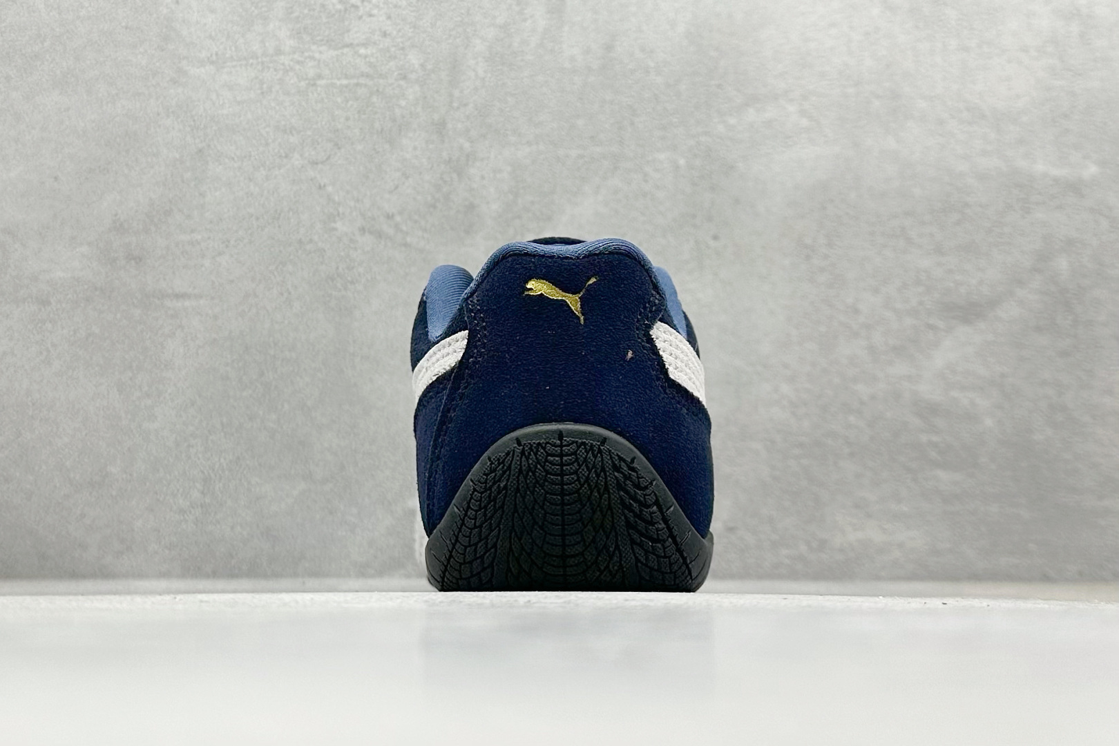 图片[6]-HY童鞋Puma Speedcet OG 彪马低帮复古运动休闲赛车跑鞋 以趣味十足又前卫复古的设计引领潮流，将赛道精神融入街头时尚，开启前卫竞速之旅。融入经典配色，主打前卫复古风。鞋款的鞋侧以复古的流线造型，缀以经典Logo，巧妙吸睛；麂皮+网眼融合舒适鞋面，赋予了独特的个性美学，演绎赛车的无尽能量。 货号：401700 03 尺码：24-35-选品中心