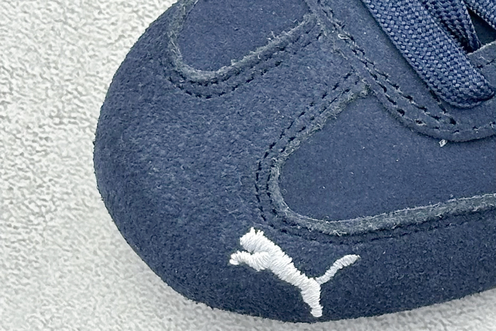 图片[7]-HY童鞋Puma Speedcet OG 彪马低帮复古运动休闲赛车跑鞋 以趣味十足又前卫复古的设计引领潮流，将赛道精神融入街头时尚，开启前卫竞速之旅。融入经典配色，主打前卫复古风。鞋款的鞋侧以复古的流线造型，缀以经典Logo，巧妙吸睛；麂皮+网眼融合舒适鞋面，赋予了独特的个性美学，演绎赛车的无尽能量。 货号：401700 03 尺码：24-35-选品中心