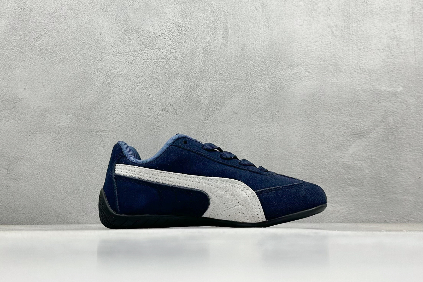 图片[2]-HY童鞋Puma Speedcet OG 彪马低帮复古运动休闲赛车跑鞋 以趣味十足又前卫复古的设计引领潮流，将赛道精神融入街头时尚，开启前卫竞速之旅。融入经典配色，主打前卫复古风。鞋款的鞋侧以复古的流线造型，缀以经典Logo，巧妙吸睛；麂皮+网眼融合舒适鞋面，赋予了独特的个性美学，演绎赛车的无尽能量。 货号：401700 03 尺码：24-35-选品中心