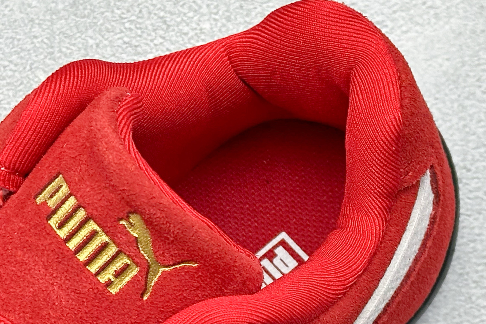 图片[8]-HY童鞋Puma Speedcet OG 彪马低帮复古运动休闲赛车跑鞋 以趣味十足又前卫复古的设计引领潮流，将赛道精神融入街头时尚，开启前卫竞速之旅。融入经典配色，主打前卫复古风。鞋款的鞋侧以复古的流线造型，缀以经典Logo，巧妙吸睛；麂皮+网眼融合舒适鞋面，赋予了独特的个性美学，演绎赛车的无尽能量。 货号：401700 02 尺码：24-35-选品中心