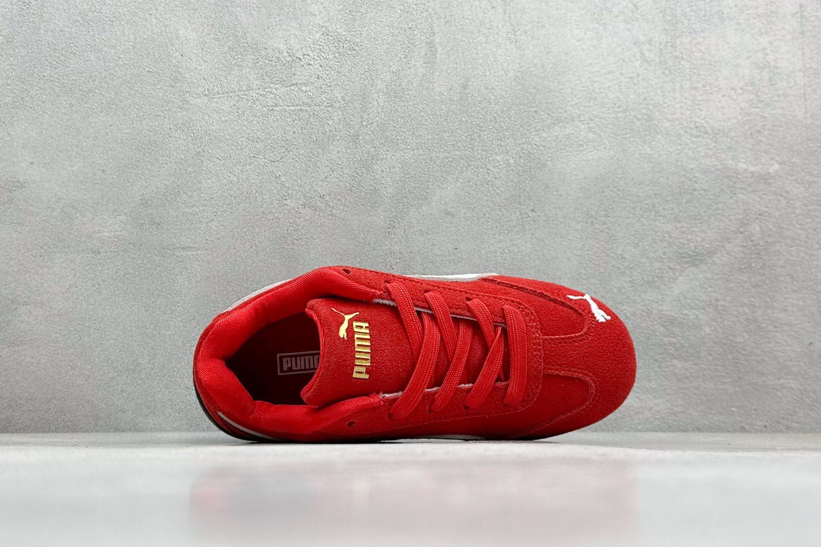 图片[3]-HY童鞋Puma Speedcet OG 彪马低帮复古运动休闲赛车跑鞋 以趣味十足又前卫复古的设计引领潮流，将赛道精神融入街头时尚，开启前卫竞速之旅。融入经典配色，主打前卫复古风。鞋款的鞋侧以复古的流线造型，缀以经典Logo，巧妙吸睛；麂皮+网眼融合舒适鞋面，赋予了独特的个性美学，演绎赛车的无尽能量。 货号：401700 02 尺码：24-35-选品中心