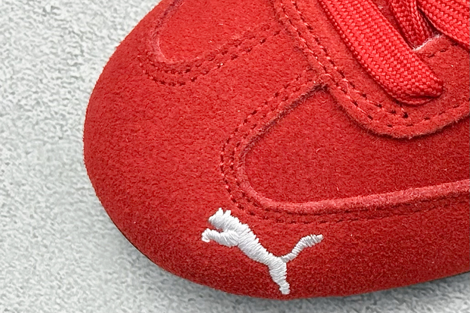 图片[7]-HY童鞋Puma Speedcet OG 彪马低帮复古运动休闲赛车跑鞋 以趣味十足又前卫复古的设计引领潮流，将赛道精神融入街头时尚，开启前卫竞速之旅。融入经典配色，主打前卫复古风。鞋款的鞋侧以复古的流线造型，缀以经典Logo，巧妙吸睛；麂皮+网眼融合舒适鞋面，赋予了独特的个性美学，演绎赛车的无尽能量。 货号：401700 02 尺码：24-35-选品中心