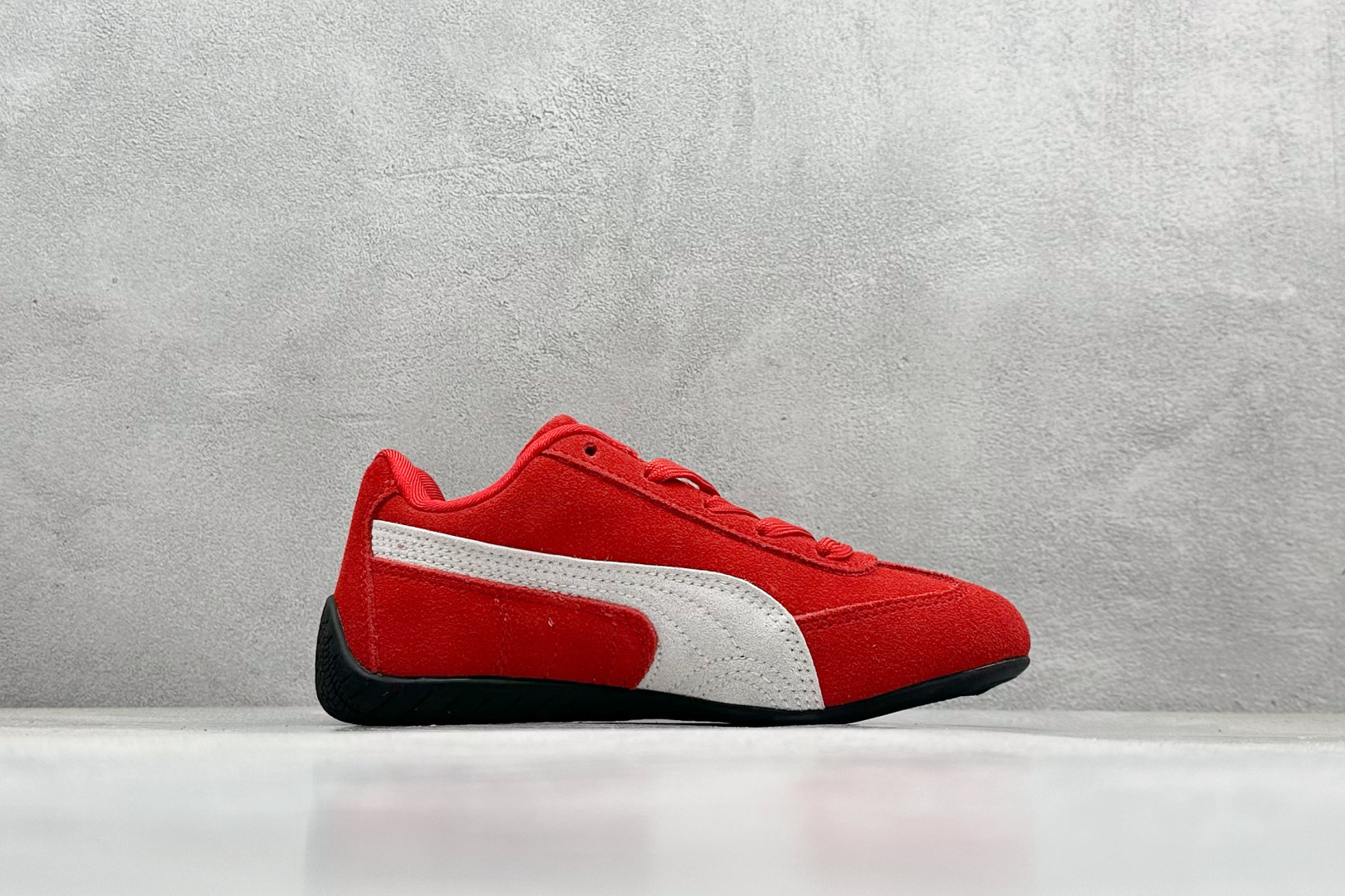 图片[2]-HY童鞋Puma Speedcet OG 彪马低帮复古运动休闲赛车跑鞋 以趣味十足又前卫复古的设计引领潮流，将赛道精神融入街头时尚，开启前卫竞速之旅。融入经典配色，主打前卫复古风。鞋款的鞋侧以复古的流线造型，缀以经典Logo，巧妙吸睛；麂皮+网眼融合舒适鞋面，赋予了独特的个性美学，演绎赛车的无尽能量。 货号：401700 02 尺码：24-35-选品中心