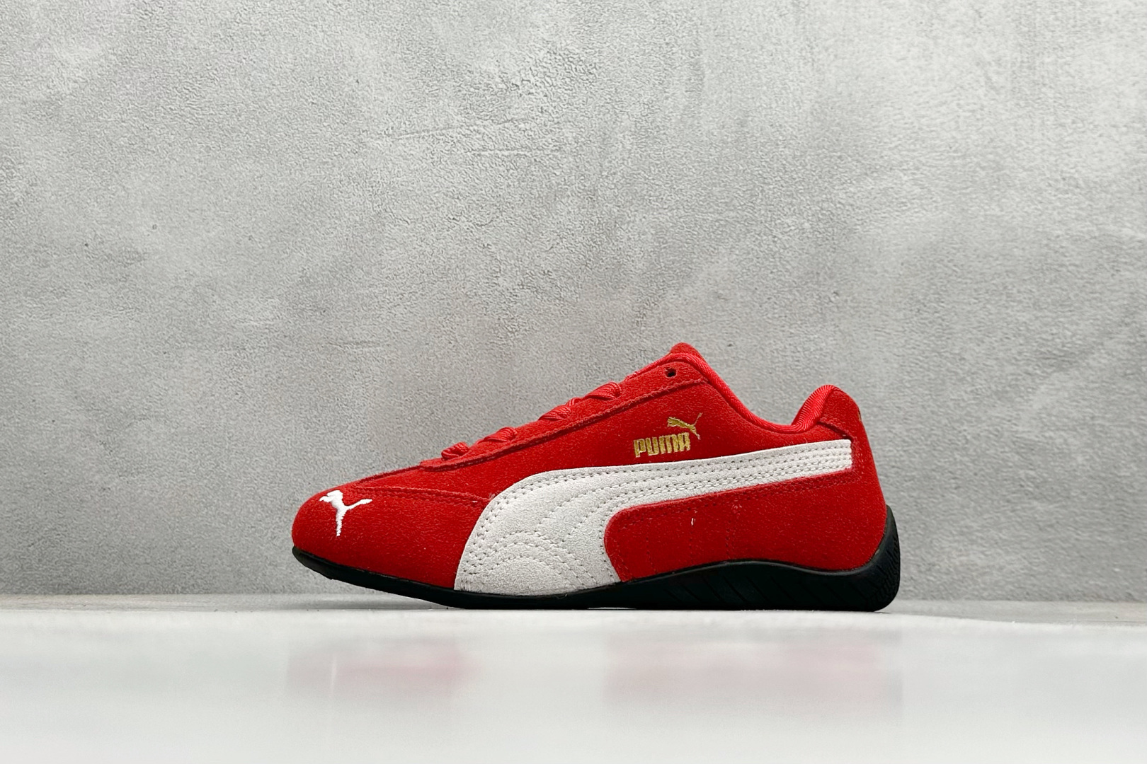 HY童鞋Puma Speedcet OG 彪马低帮复古运动休闲赛车跑鞋 以趣味十足又前卫复古的设计引领潮流，将赛道精神融入街头时尚，开启前卫竞速之旅。融入经典配色，主打前卫复古风。鞋款的鞋侧以复古的流线造型，缀以经典Logo，巧妙吸睛；麂皮+网眼融合舒适鞋面，赋予了独特的个性美学，演绎赛车的无尽能量。 货号：401700 02 尺码：24-35-选品中心