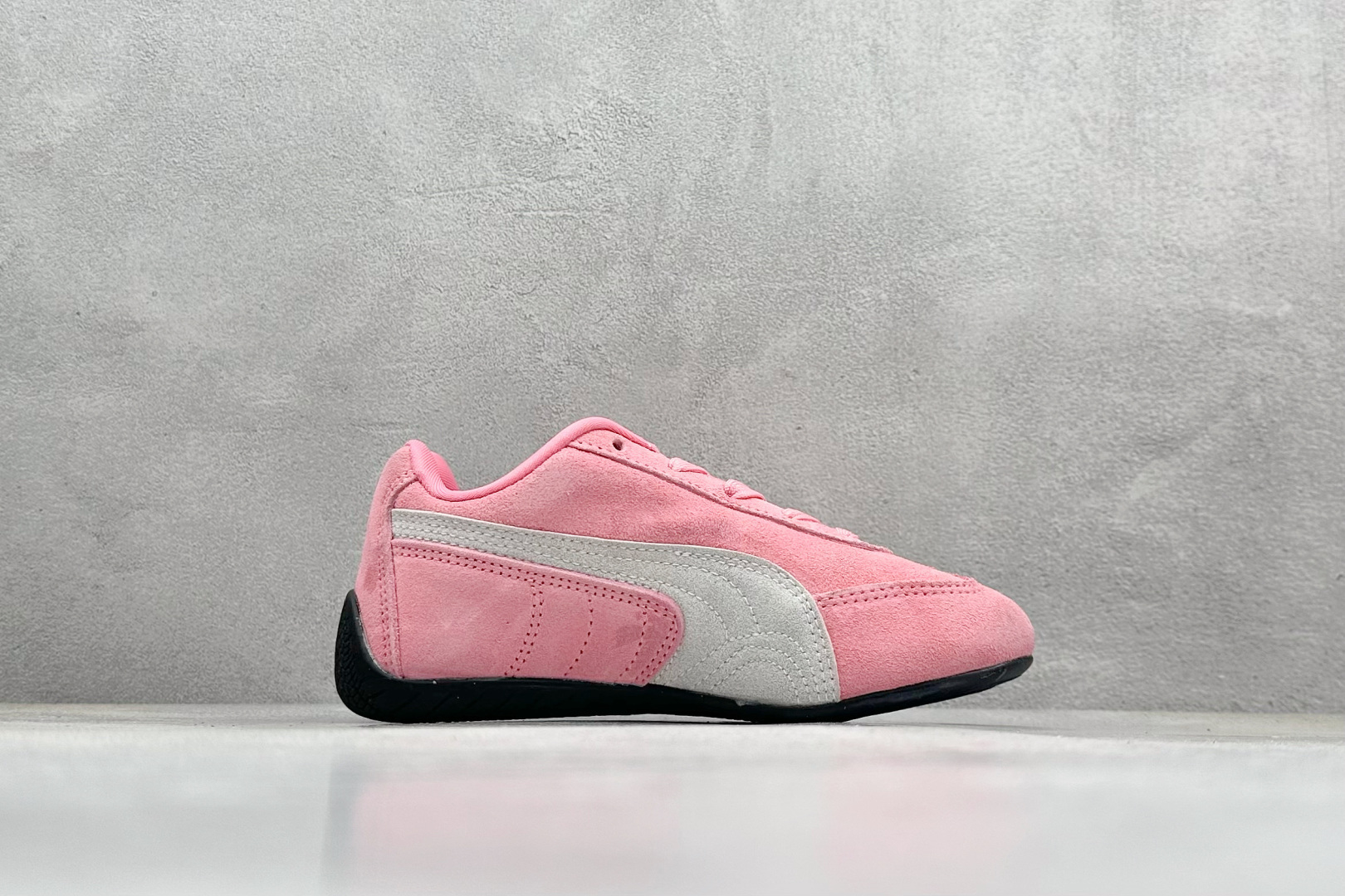 图片[2]-HY童鞋Puma Speedcet OG 彪马低帮复古运动休闲赛车跑鞋 以趣味十足又前卫复古的设计引领潮流，将赛道精神融入街头时尚，开启前卫竞速之旅。融入经典配色，主打前卫复古风。鞋款的鞋侧以复古的流线造型，缀以经典Logo，巧妙吸睛；麂皮+网眼融合舒适鞋面，赋予了独特的个性美学，演绎赛车的无尽能量。 货号：401699 05 尺码：24-35-选品中心