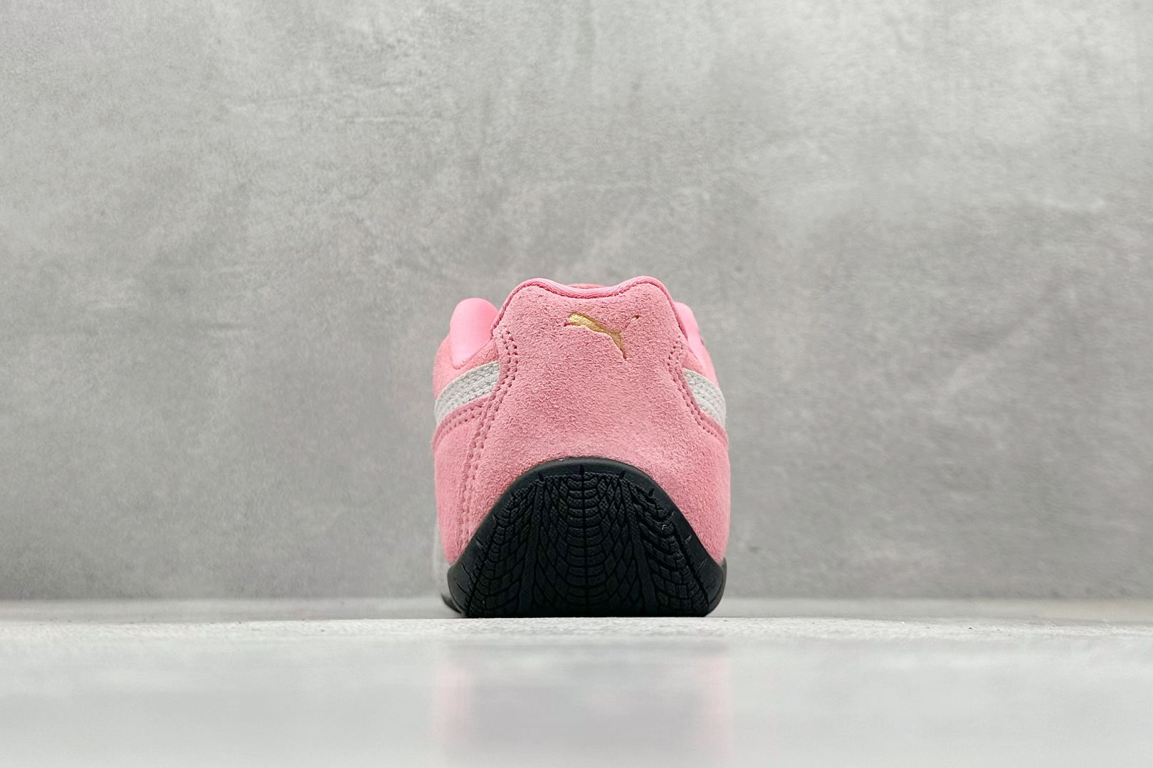 图片[6]-HY童鞋Puma Speedcet OG 彪马低帮复古运动休闲赛车跑鞋 以趣味十足又前卫复古的设计引领潮流，将赛道精神融入街头时尚，开启前卫竞速之旅。融入经典配色，主打前卫复古风。鞋款的鞋侧以复古的流线造型，缀以经典Logo，巧妙吸睛；麂皮+网眼融合舒适鞋面，赋予了独特的个性美学，演绎赛车的无尽能量。 货号：401699 05 尺码：24-35-选品中心