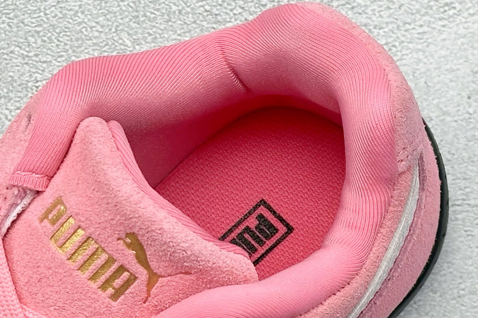 图片[8]-HY童鞋Puma Speedcet OG 彪马低帮复古运动休闲赛车跑鞋 以趣味十足又前卫复古的设计引领潮流，将赛道精神融入街头时尚，开启前卫竞速之旅。融入经典配色，主打前卫复古风。鞋款的鞋侧以复古的流线造型，缀以经典Logo，巧妙吸睛；麂皮+网眼融合舒适鞋面，赋予了独特的个性美学，演绎赛车的无尽能量。 货号：401699 05 尺码：24-35-选品中心