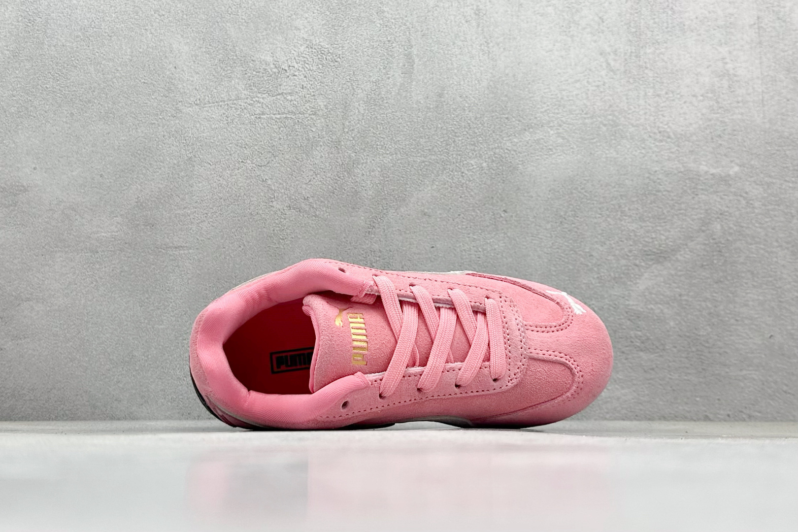 图片[3]-HY童鞋Puma Speedcet OG 彪马低帮复古运动休闲赛车跑鞋 以趣味十足又前卫复古的设计引领潮流，将赛道精神融入街头时尚，开启前卫竞速之旅。融入经典配色，主打前卫复古风。鞋款的鞋侧以复古的流线造型，缀以经典Logo，巧妙吸睛；麂皮+网眼融合舒适鞋面，赋予了独特的个性美学，演绎赛车的无尽能量。 货号：401699 05 尺码：24-35-选品中心