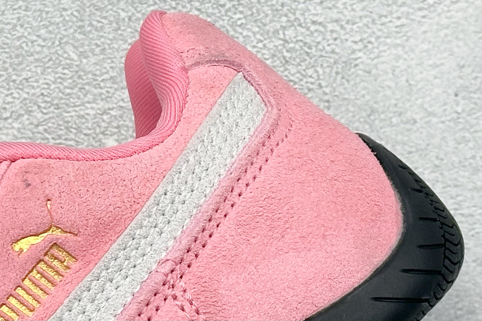 图片[9]-HY童鞋Puma Speedcet OG 彪马低帮复古运动休闲赛车跑鞋 以趣味十足又前卫复古的设计引领潮流，将赛道精神融入街头时尚，开启前卫竞速之旅。融入经典配色，主打前卫复古风。鞋款的鞋侧以复古的流线造型，缀以经典Logo，巧妙吸睛；麂皮+网眼融合舒适鞋面，赋予了独特的个性美学，演绎赛车的无尽能量。 货号：401699 05 尺码：24-35-选品中心