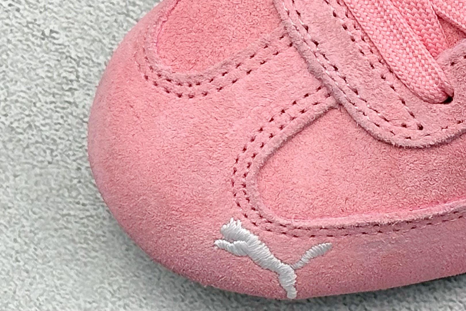 图片[7]-HY童鞋Puma Speedcet OG 彪马低帮复古运动休闲赛车跑鞋 以趣味十足又前卫复古的设计引领潮流，将赛道精神融入街头时尚，开启前卫竞速之旅。融入经典配色，主打前卫复古风。鞋款的鞋侧以复古的流线造型，缀以经典Logo，巧妙吸睛；麂皮+网眼融合舒适鞋面，赋予了独特的个性美学，演绎赛车的无尽能量。 货号：401699 05 尺码：24-35-选品中心