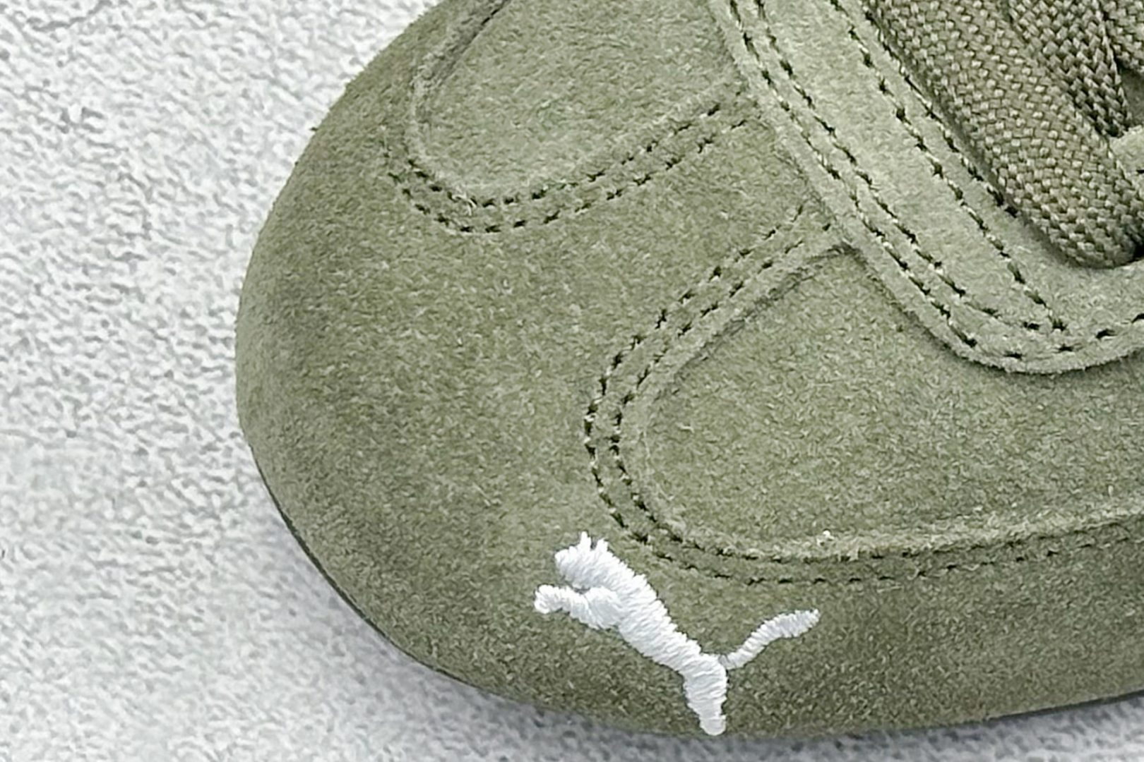 图片[7]-HY童鞋Puma Speedcet OG 彪马低帮复古运动休闲赛车跑鞋 以趣味十足又前卫复古的设计引领潮流，将赛道精神融入街头时尚，开启前卫竞速之旅。融入经典配色，主打前卫复古风。鞋款的鞋侧以复古的流线造型，缀以经典Logo，巧妙吸睛；麂皮+网眼融合舒适鞋面，赋予了独特的个性美学，演绎赛车的无尽能量。 货号：401700 04 尺码：24-35-选品中心