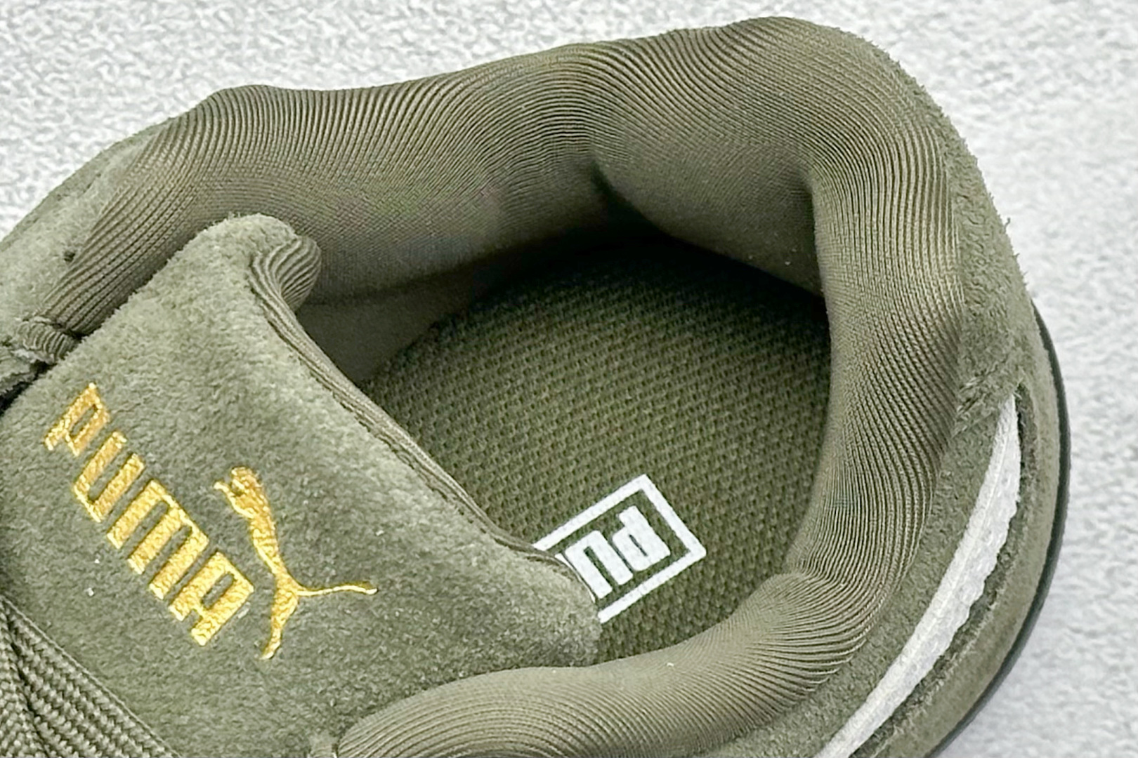 图片[8]-HY童鞋Puma Speedcet OG 彪马低帮复古运动休闲赛车跑鞋 以趣味十足又前卫复古的设计引领潮流，将赛道精神融入街头时尚，开启前卫竞速之旅。融入经典配色，主打前卫复古风。鞋款的鞋侧以复古的流线造型，缀以经典Logo，巧妙吸睛；麂皮+网眼融合舒适鞋面，赋予了独特的个性美学，演绎赛车的无尽能量。 货号：401700 04 尺码：24-35-选品中心