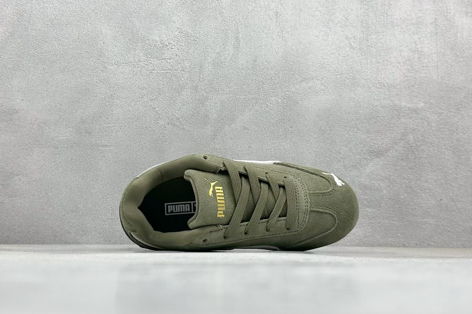 图片[3]-HY童鞋Puma Speedcet OG 彪马低帮复古运动休闲赛车跑鞋 以趣味十足又前卫复古的设计引领潮流，将赛道精神融入街头时尚，开启前卫竞速之旅。融入经典配色，主打前卫复古风。鞋款的鞋侧以复古的流线造型，缀以经典Logo，巧妙吸睛；麂皮+网眼融合舒适鞋面，赋予了独特的个性美学，演绎赛车的无尽能量。 货号：401700 04 尺码：24-35-选品中心